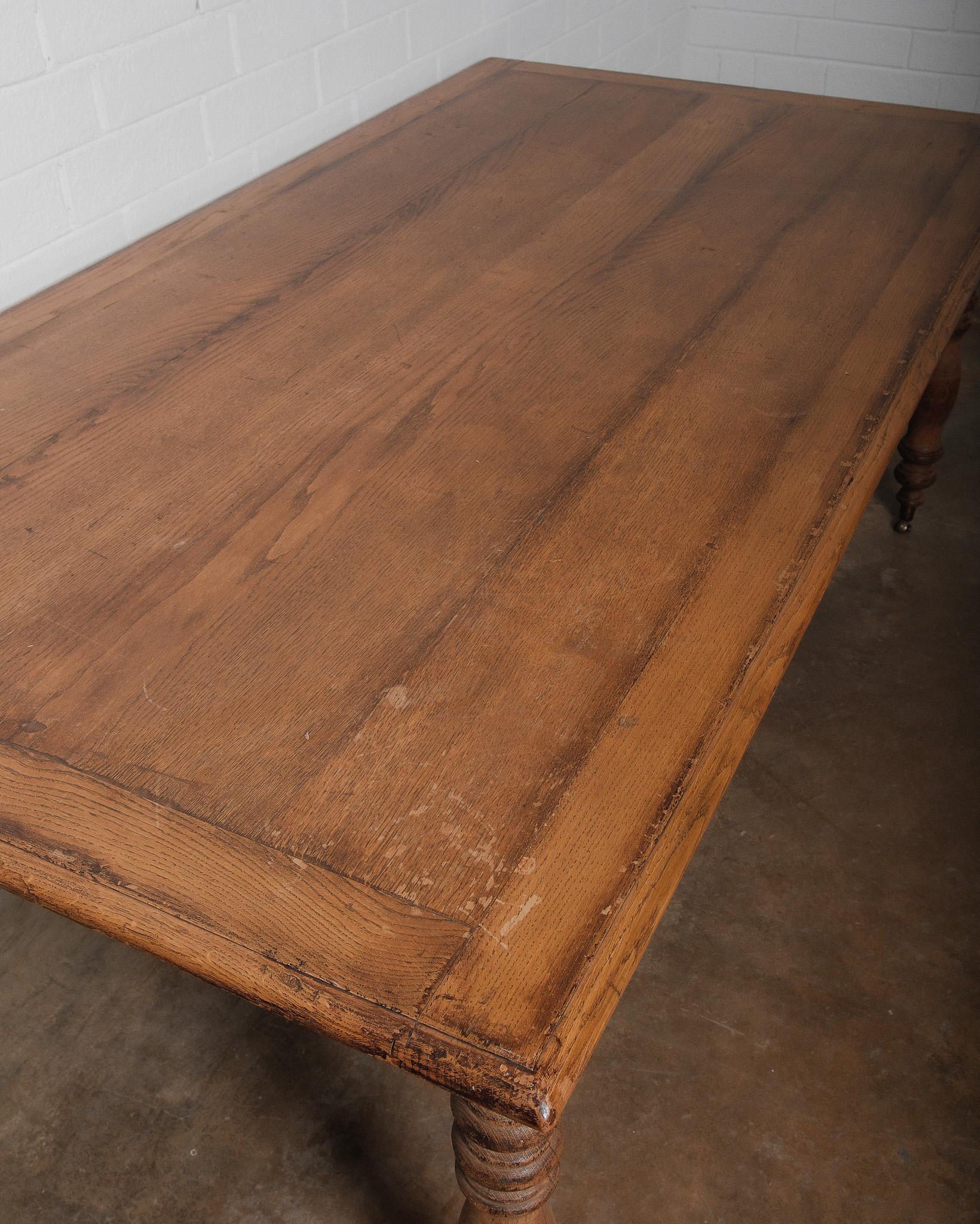 Mesa de comedor provincial francesa de roble del siglo XIX con detalles tallados y ruedas en venta 2