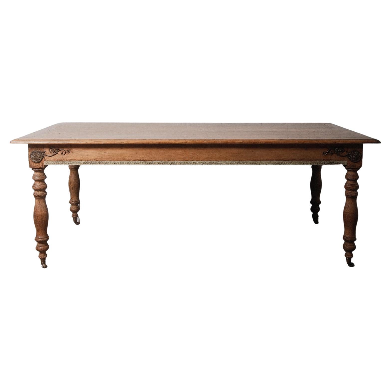 Mesa de comedor provincial francesa de roble del siglo XIX con detalles tallados y ruedas en venta