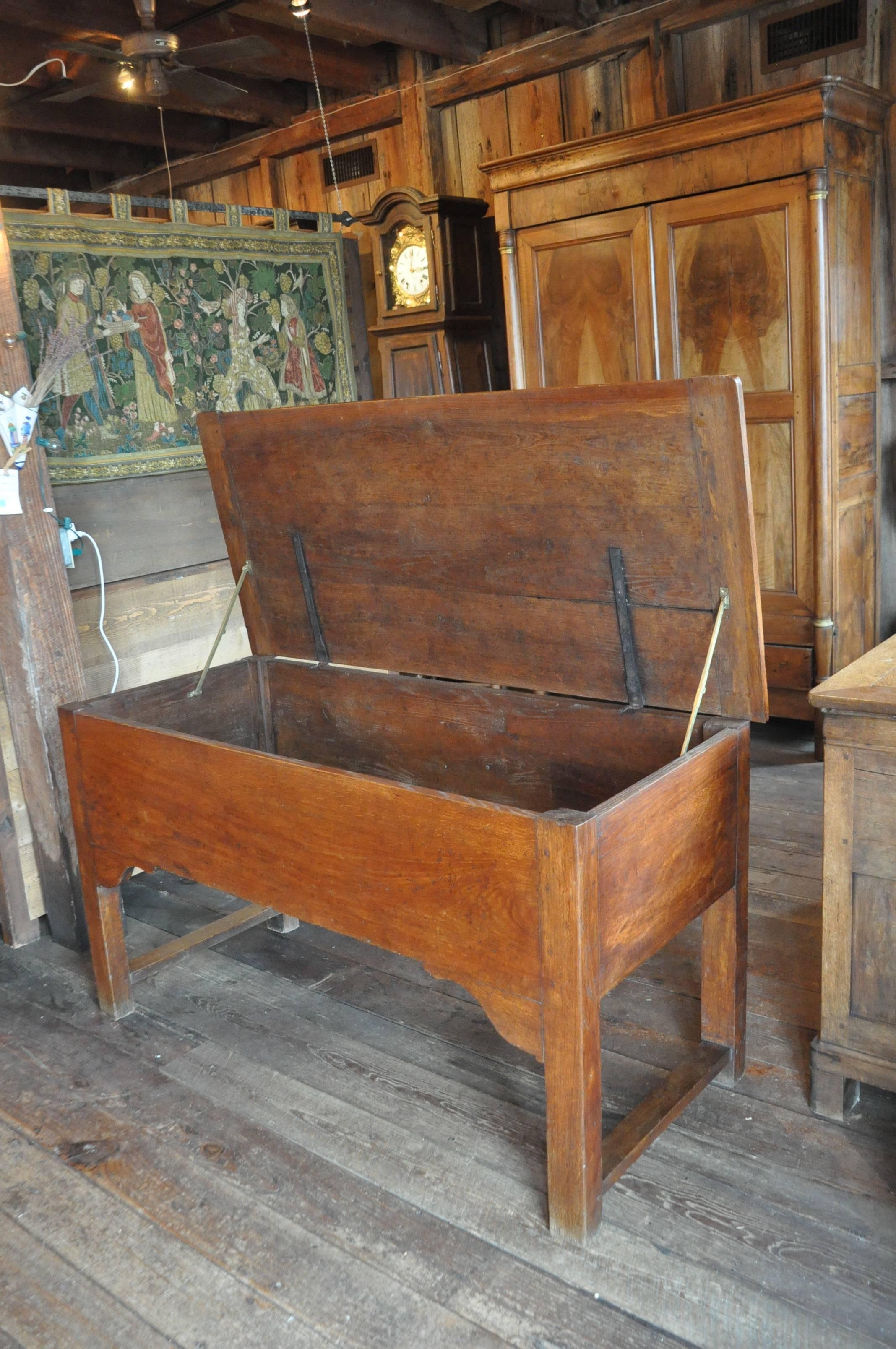 19th Century French Provincial Oak Dough Box In Excellent Condition For Sale In Round Top, TX