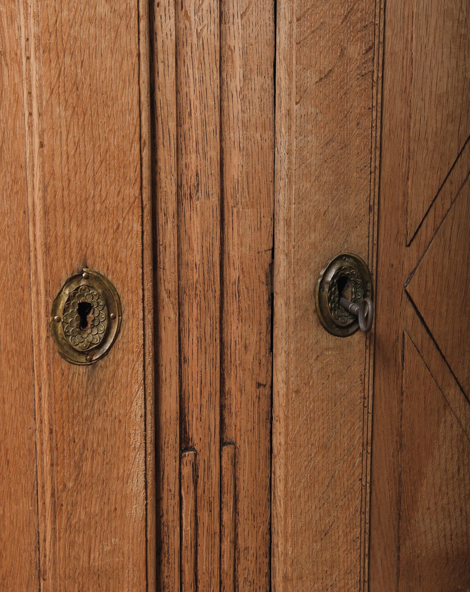 Comò francese del XIX secolo in Oak con portapiatti e ganci in ottone in vendita 4