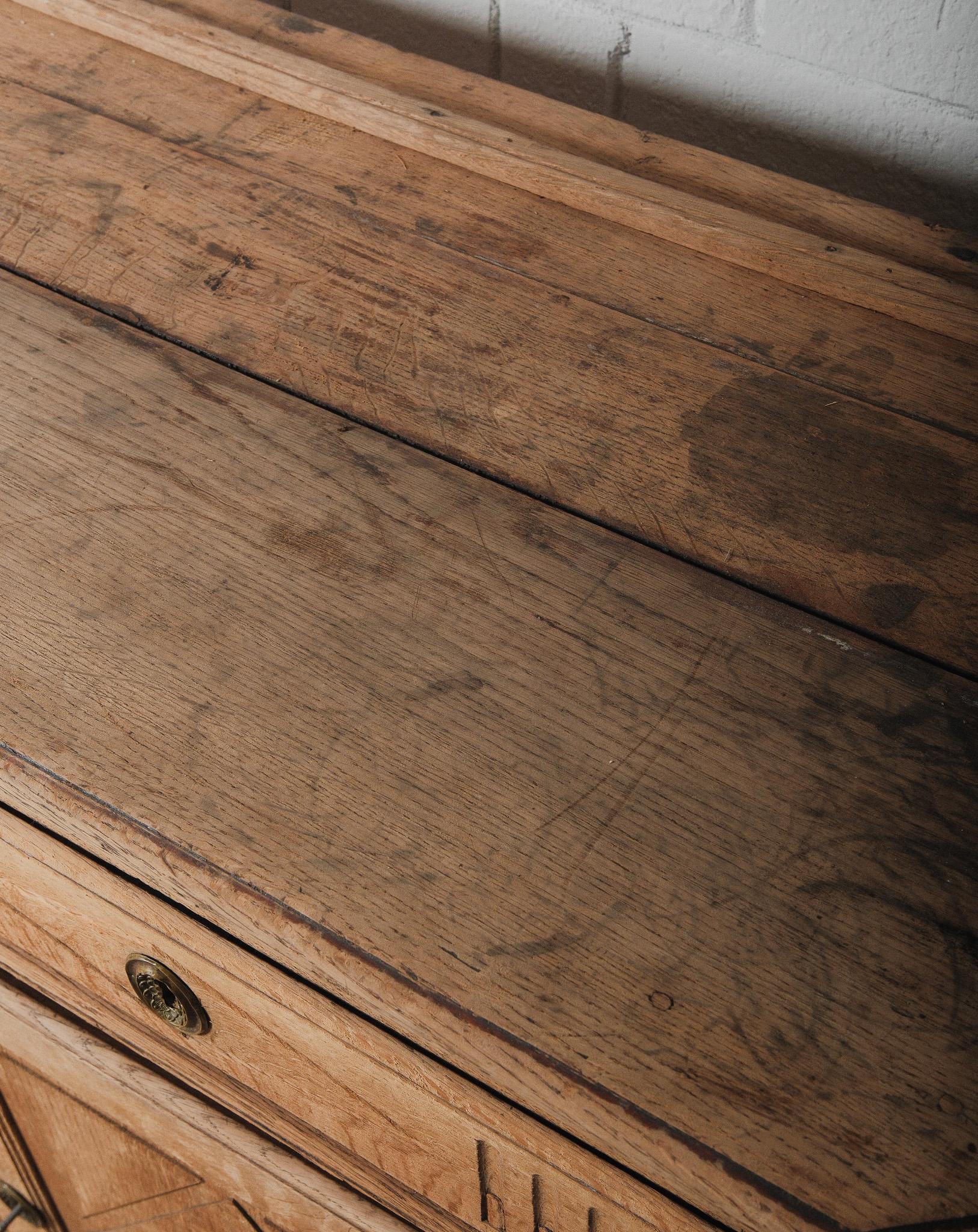 Comò francese del XIX secolo in Oak con portapiatti e ganci in ottone in vendita 5