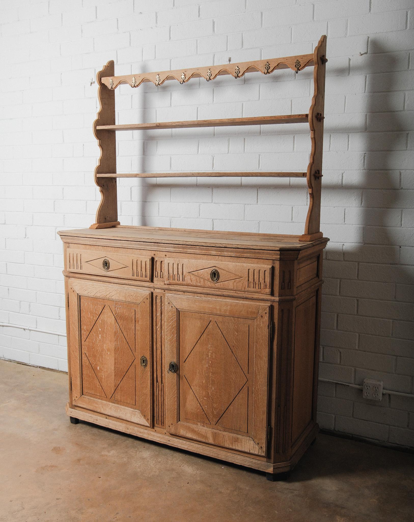 Stile provenzale Comò francese del XIX secolo in Oak con portapiatti e ganci in ottone in vendita