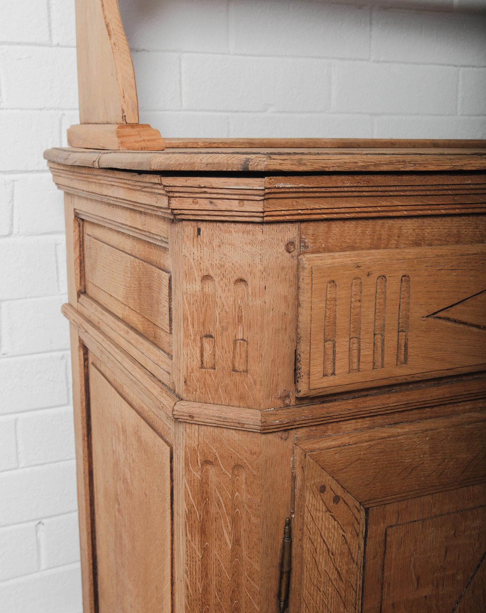 Francese Comò francese del XIX secolo in Oak con portapiatti e ganci in ottone in vendita