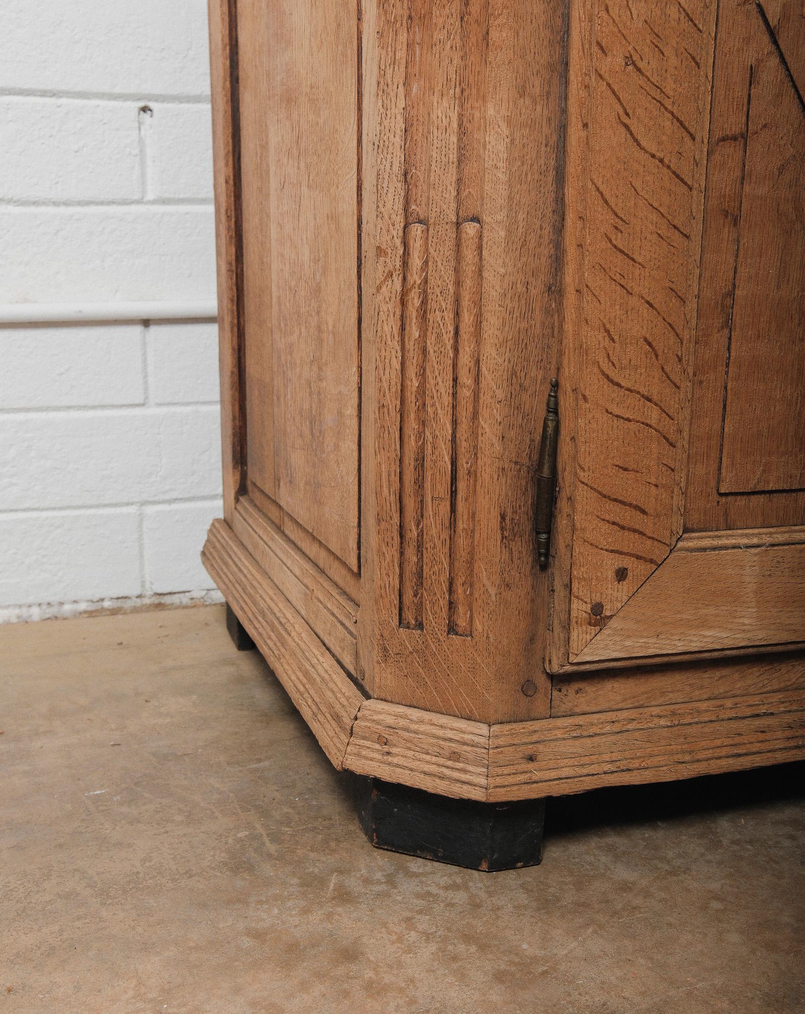 Comò francese del XIX secolo in Oak con portapiatti e ganci in ottone In condizioni buone in vendita a High Point, NC