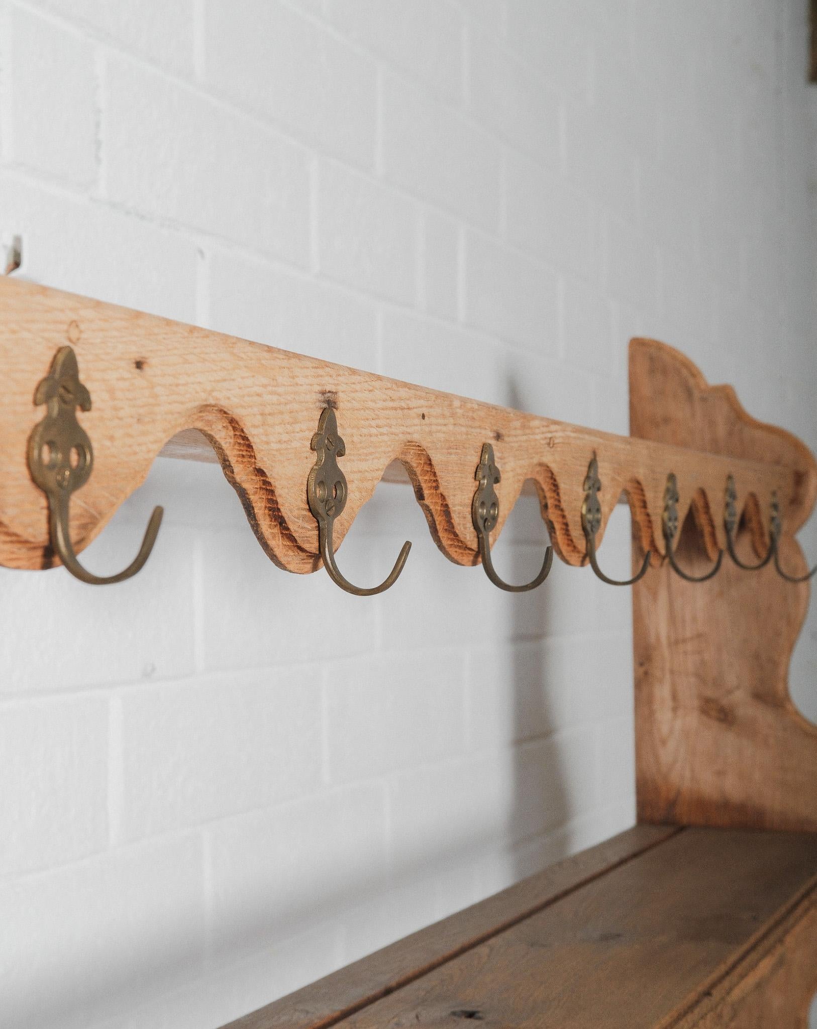 Ottone Comò francese del XIX secolo in Oak con portapiatti e ganci in ottone in vendita