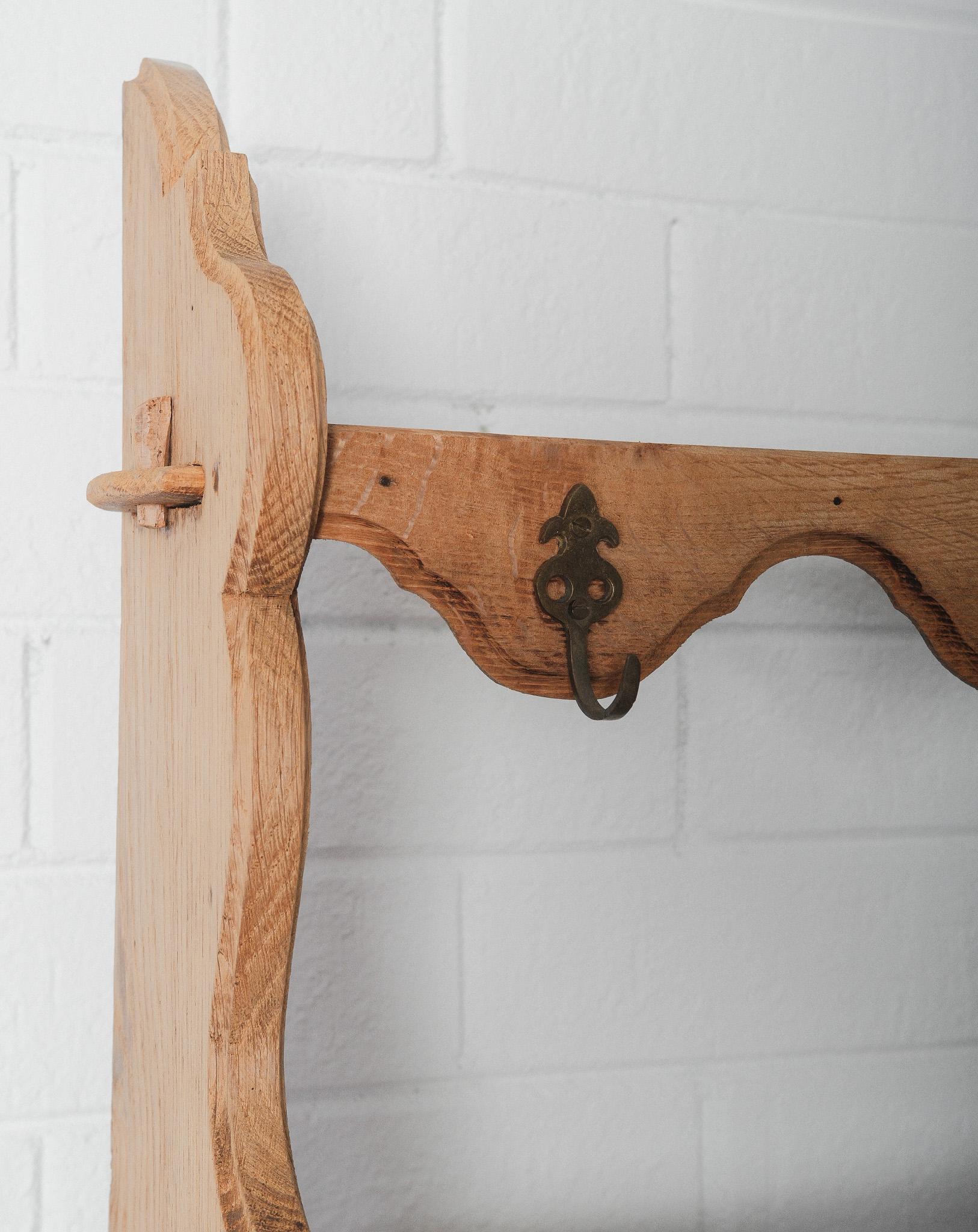 Comò francese del XIX secolo in Oak con portapiatti e ganci in ottone in vendita 1