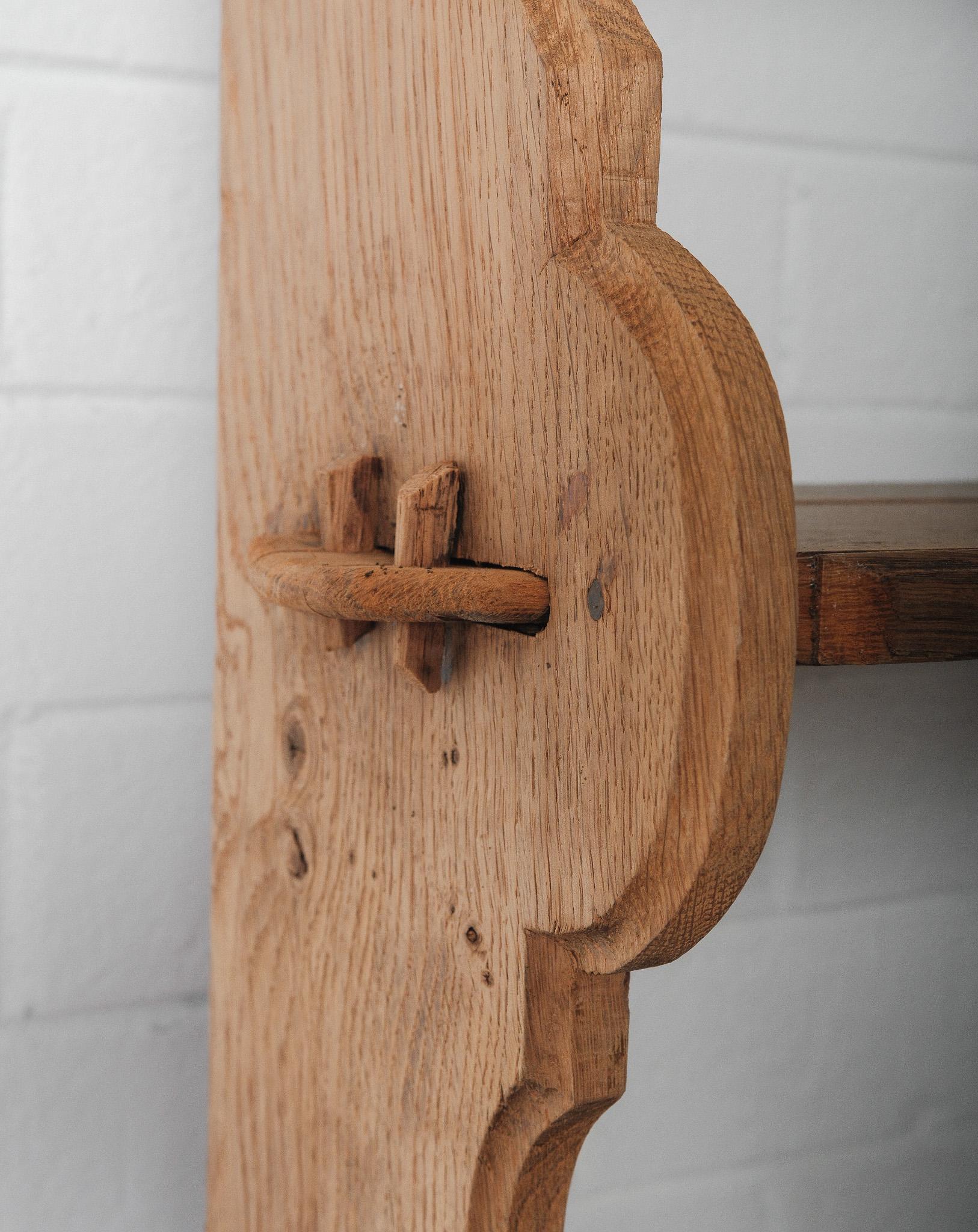 Comò francese del XIX secolo in Oak con portapiatti e ganci in ottone in vendita 2