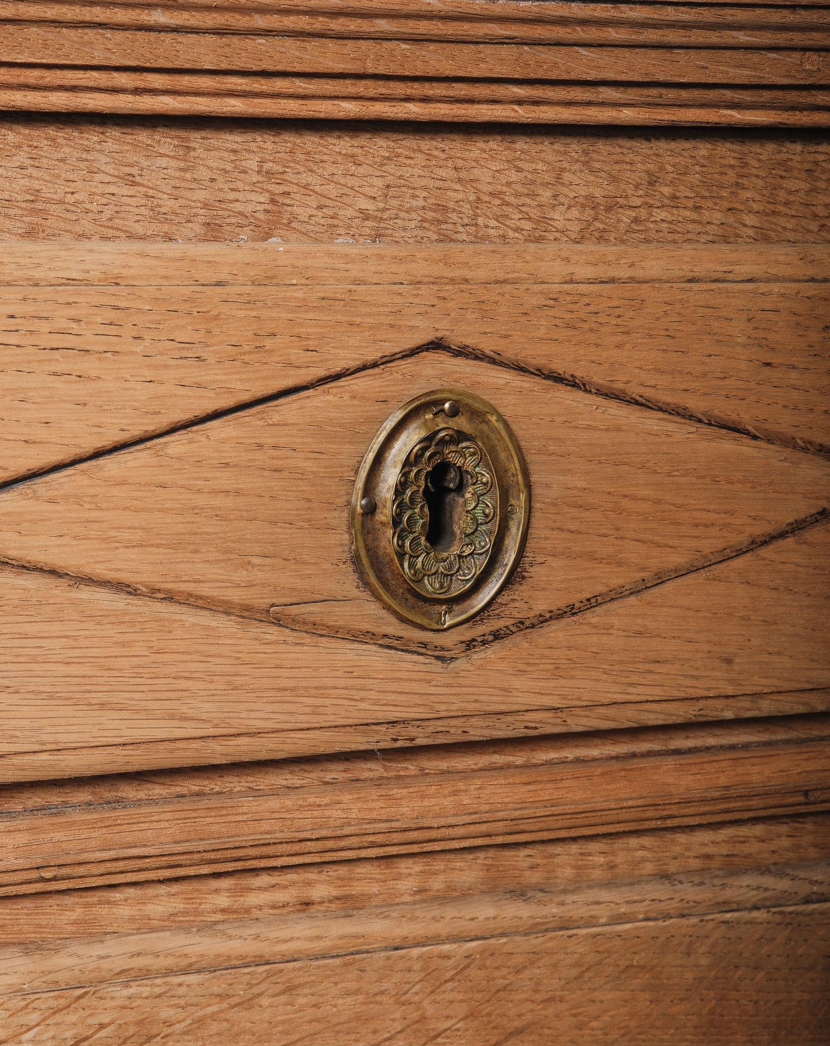 Comò francese del XIX secolo in Oak con portapiatti e ganci in ottone in vendita 3