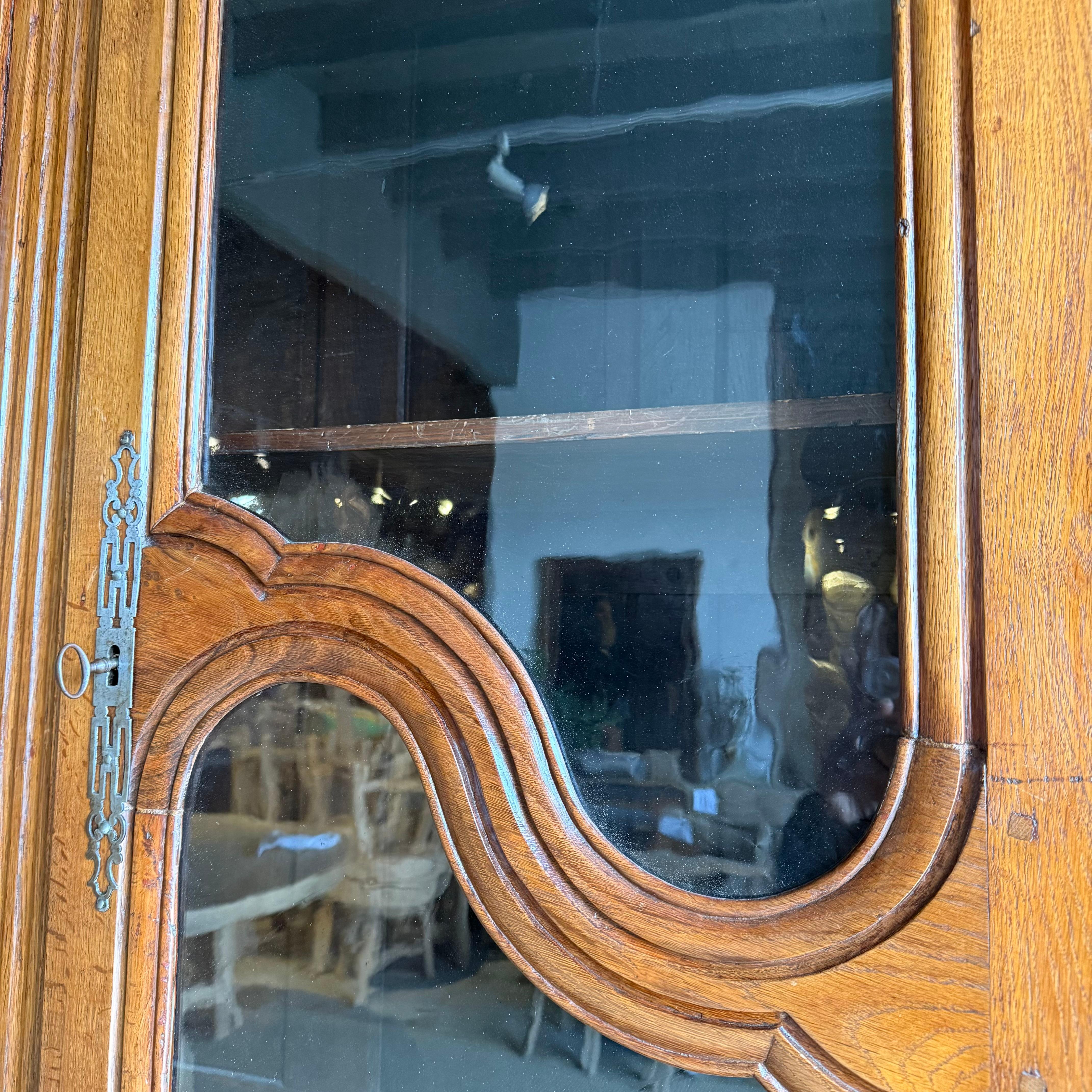 Questo antico vassallier della provincia francese è un pezzo classico realizzato in rovere massiccio con cassetti a coda di rondine e cassettiera da 1,25