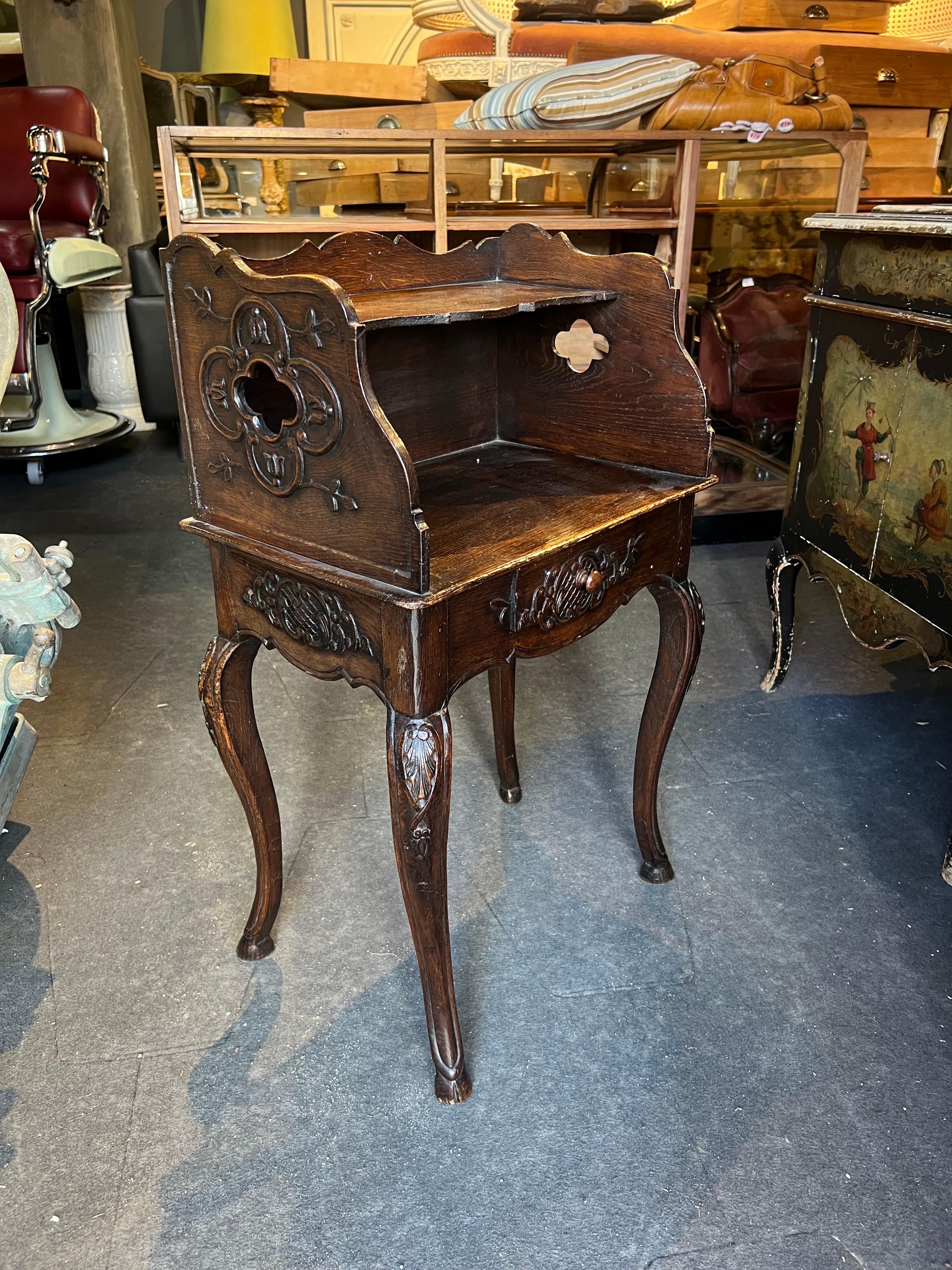 Table de chevet en chêne sculpté à la main, de style provincial français du 19e siècle, en très bon état d'origine.
France, vers 1830