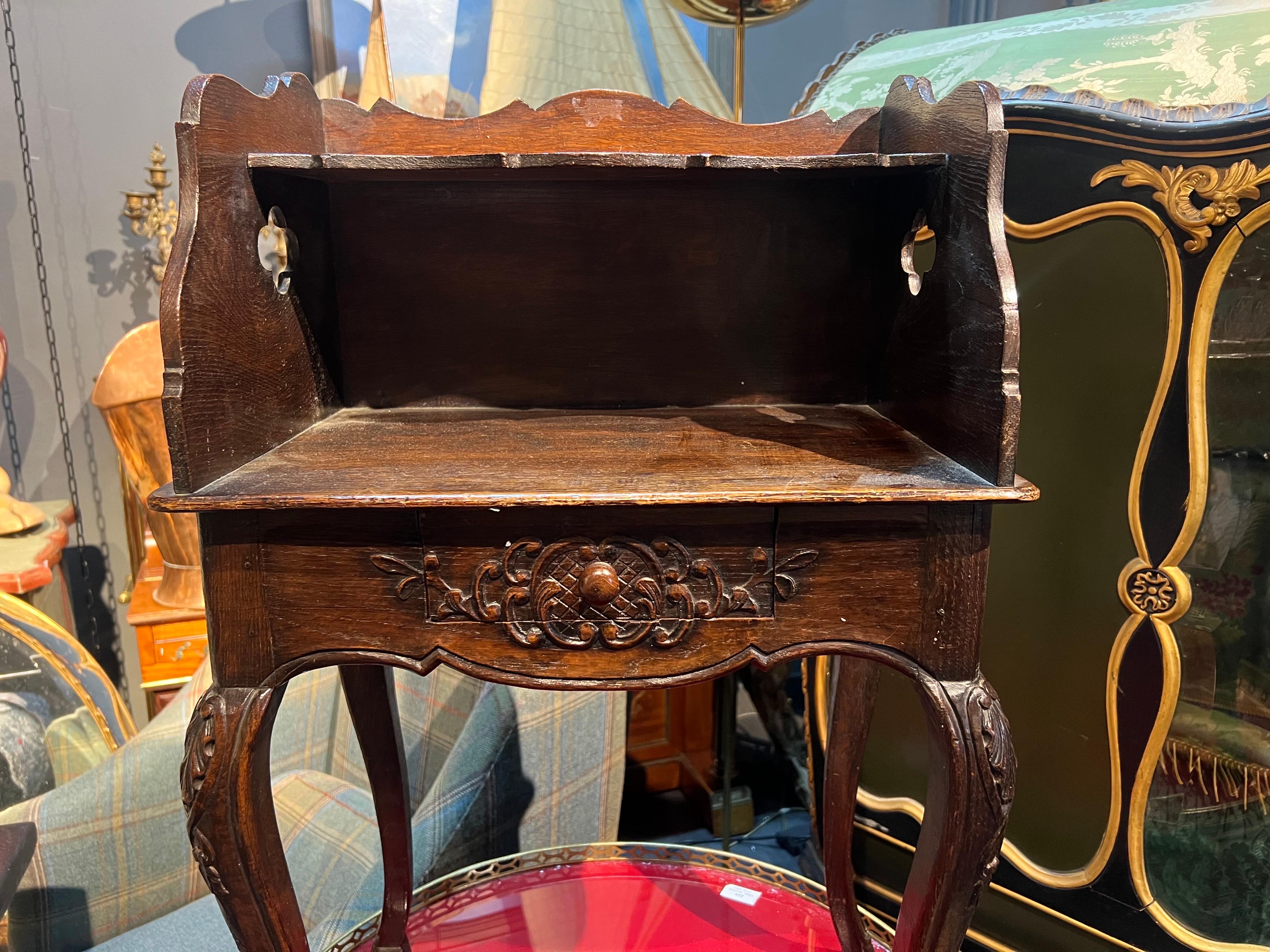 XIXe siècle Table de chevet en chêne sculpté à la main, style provincial français du 19e siècle en vente
