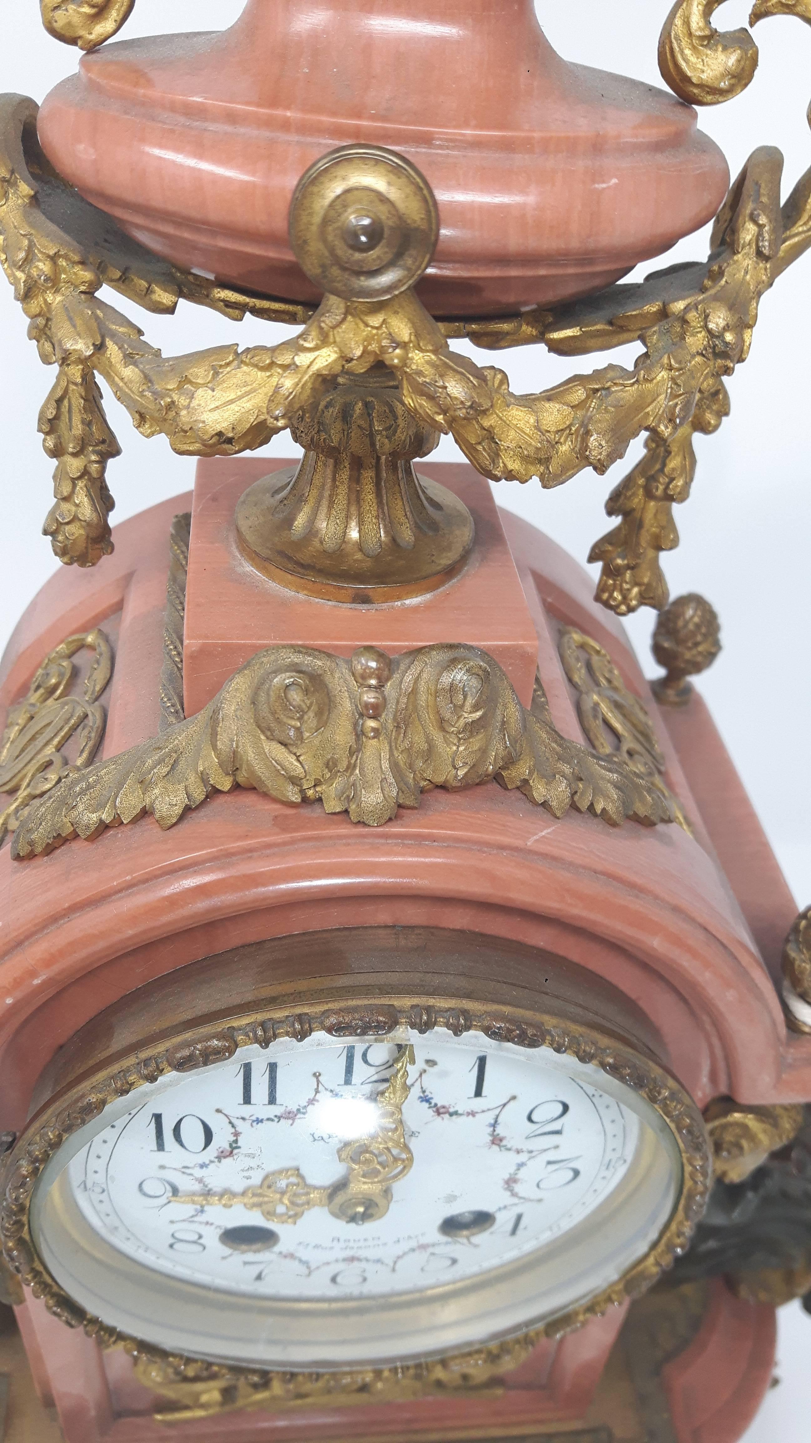 Ensemble d'horloges provinciales françaises à trois pièces du XIXe siècle Excellent état - En vente à London, GB