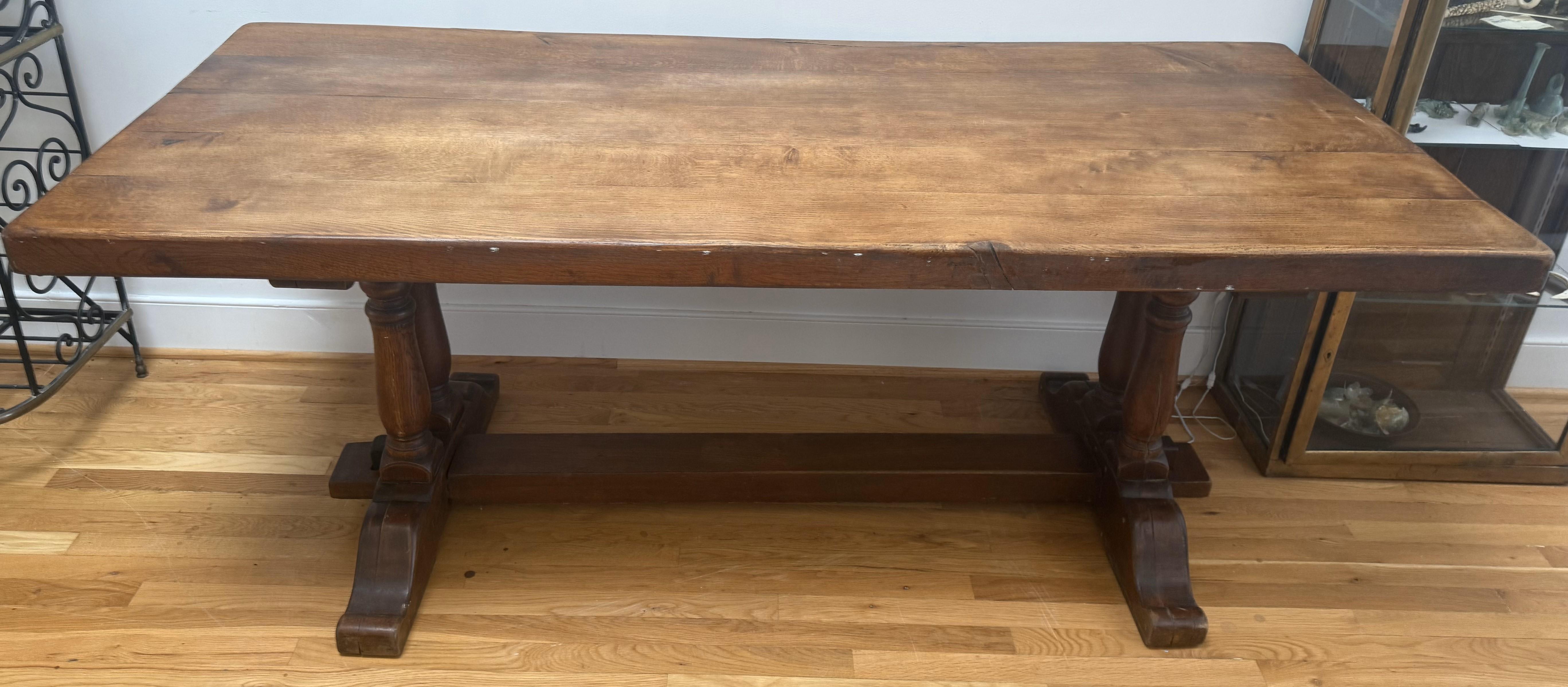 Mesa caballete provincial francesa del siglo XIX. Muy robusto, de roble ricamente patinado con una parte superior inusualmente gruesa. Interesante base con patas bien torneadas y proporciones muy bonitas. Fabricado en Bretaña hacia 1870.

Mesa de