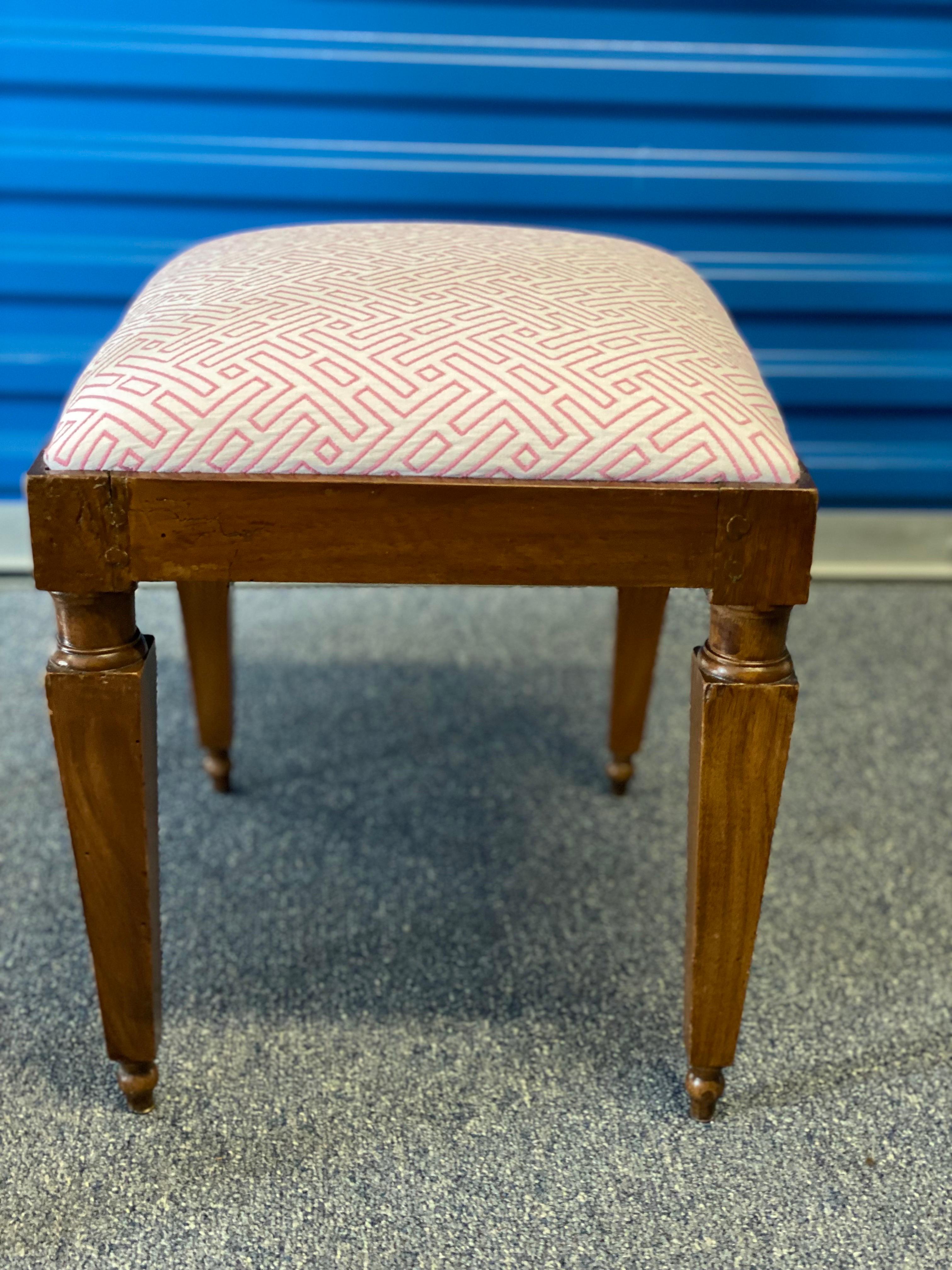 Sgabello imbottito francese del XIX secolo
Seduta imbottita a scomparsa. Questo è un piccolo sgabello antico. Lo sgabello presenta una seduta quadrata su quattro gambe sottili e affusolate. Ogni gamba termina con un piccolo piede tornito. Il legno è
