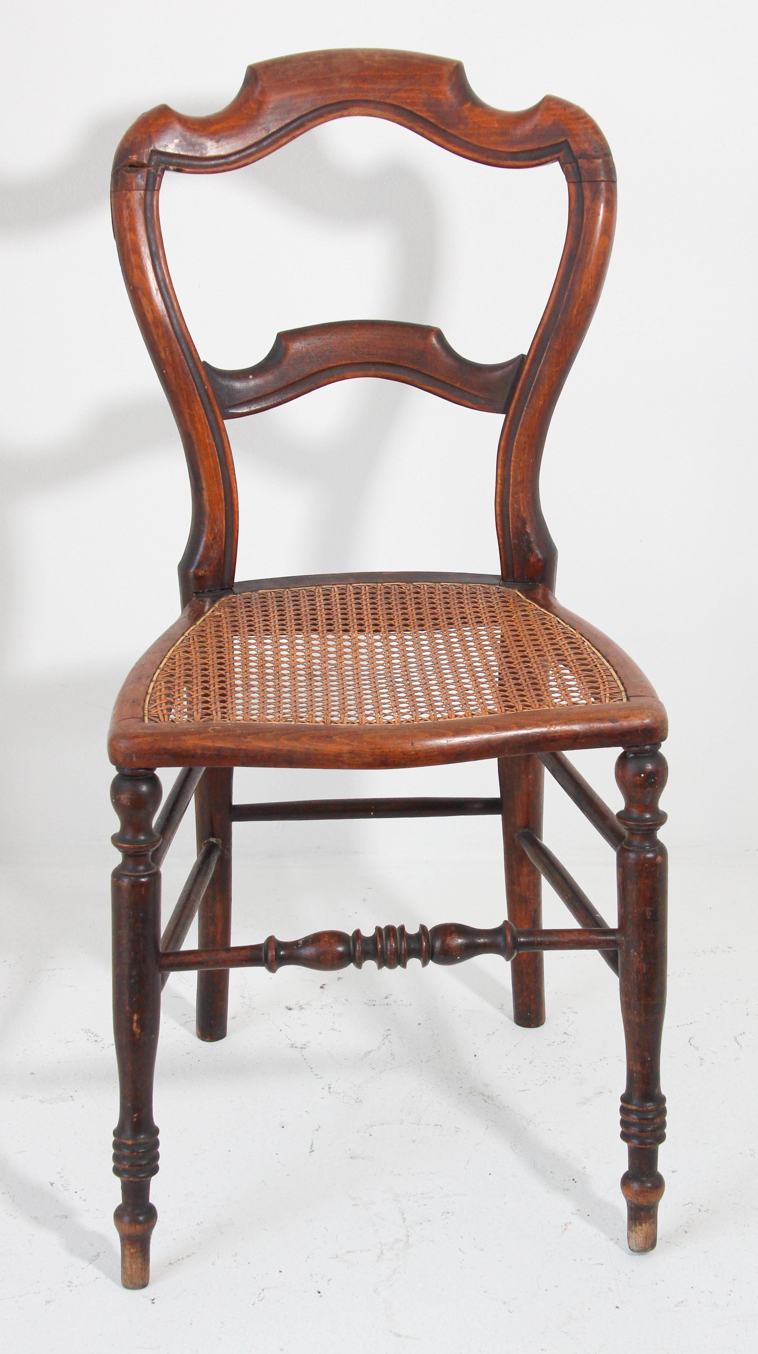 19th century French Provincial walnut side chair.
Antique French Country caned seat walnut chair
Good condition, chair has a waisted balloon back with cabriole legs ending in scrolled French toes on pegs.
Wonderful side chair, great to use in a