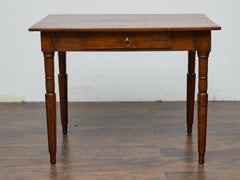 Table d'appoint provinciale française du 19ème siècle avec pieds tournés et tiroir