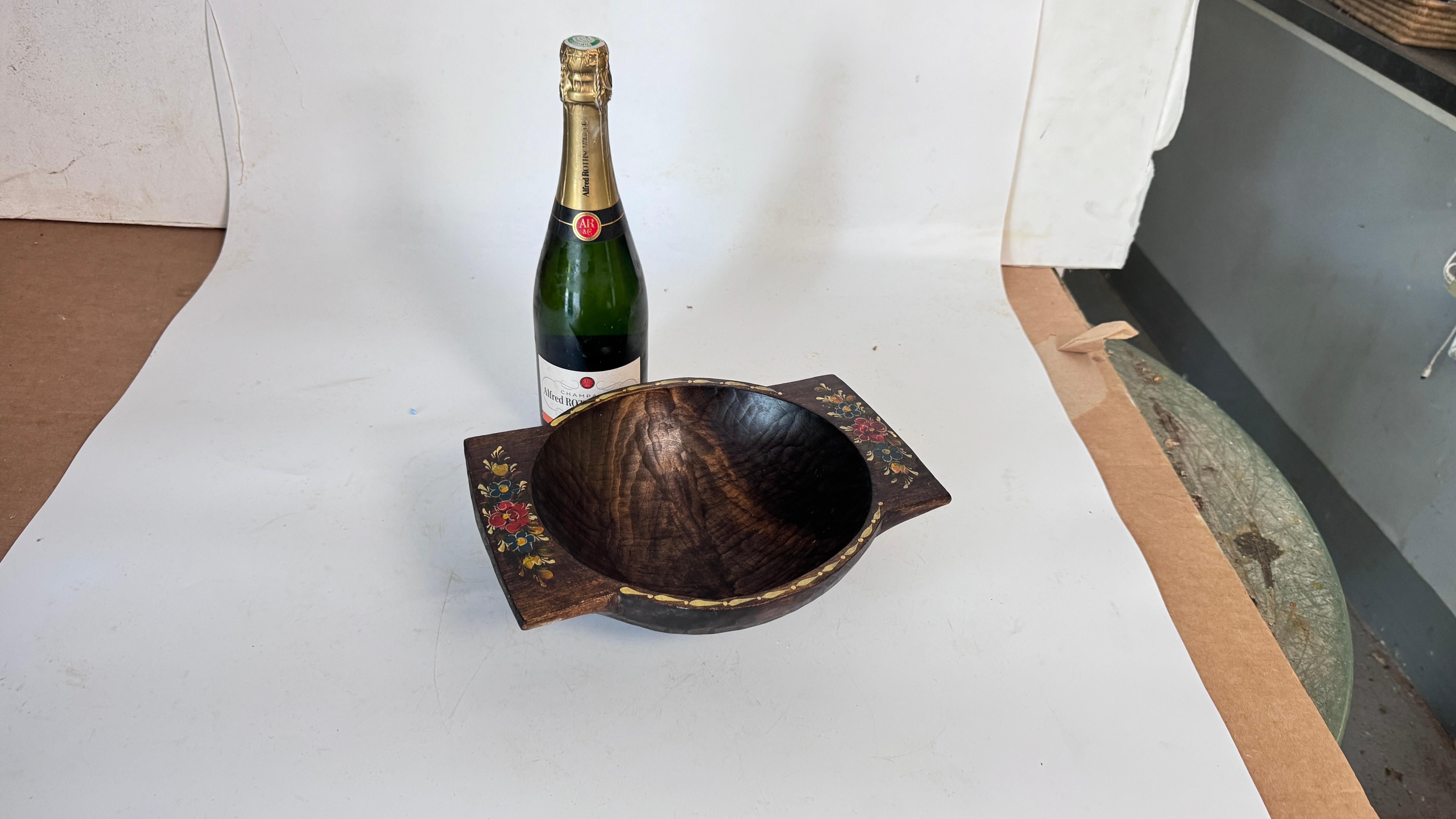 19th Century French Provincial Wooden Bowl – Hand-Painted Floral Motifs – Antique Patina

Description:
This is a beautiful traditional wooden bowl, crafted in France during the 19th century, in the characteristic French Provincial style. The piece