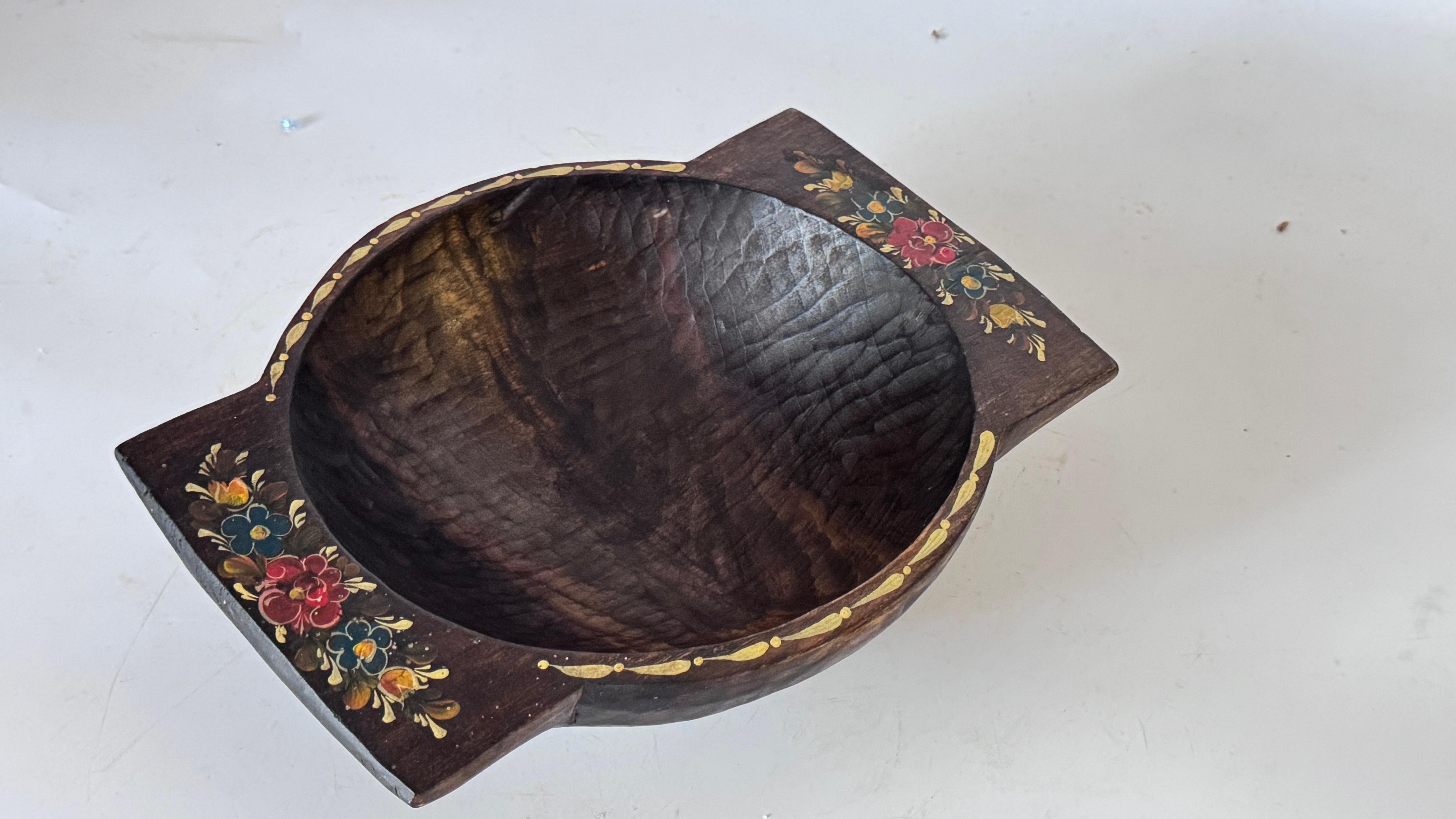 19th Century French Provincial Wooden Bowl Hand-Painted Floral Motifs In condizioni buone in vendita a Auribeau sur Siagne, FR