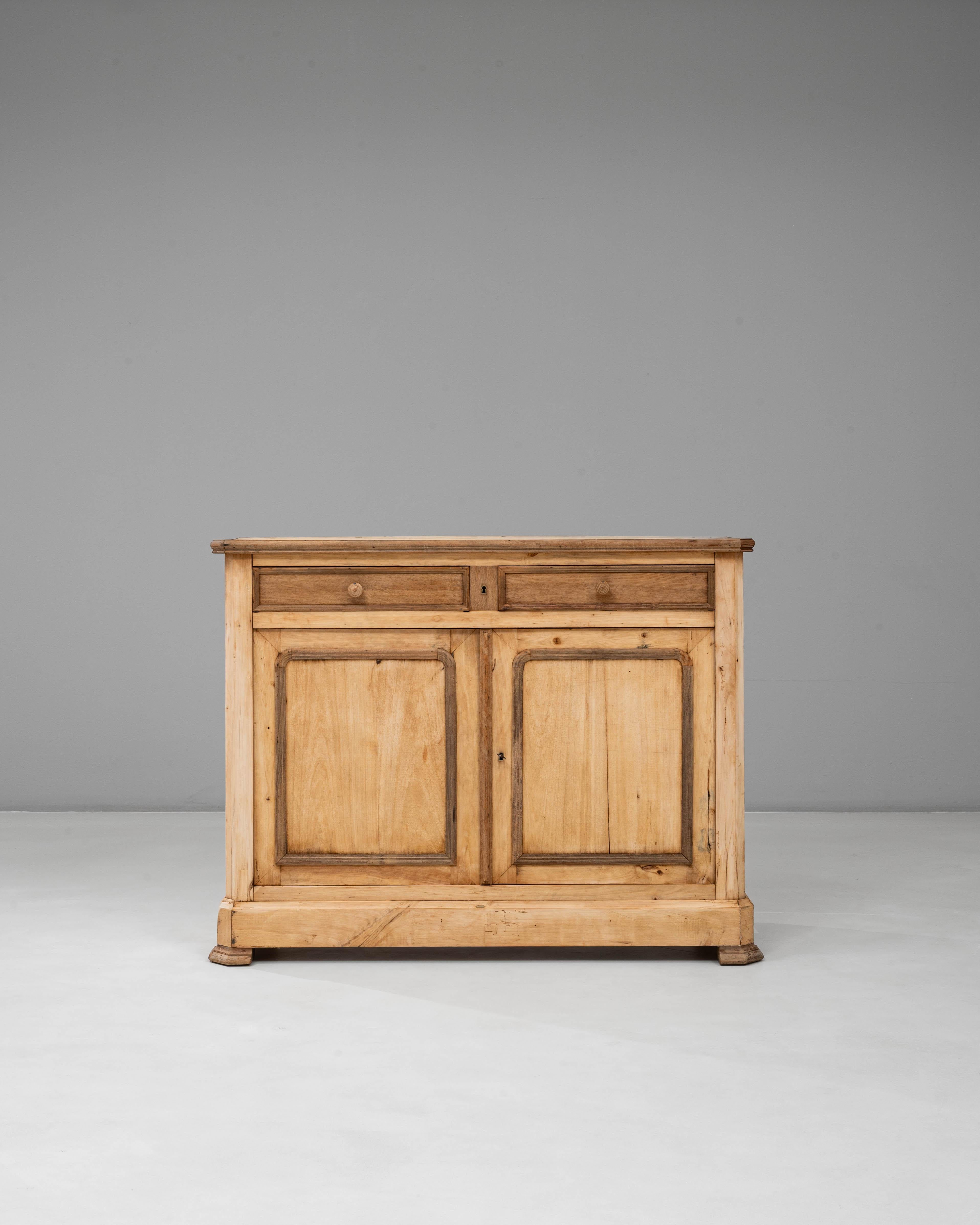 Questo buffet in legno della provincia francese del XIX secolo riflette la semplicità, il calore e la praticità tipiche dell'artigianato rurale dell'epoca. Realizzato in legno massiccio con una patina morbida e naturale, il pezzo mostra una