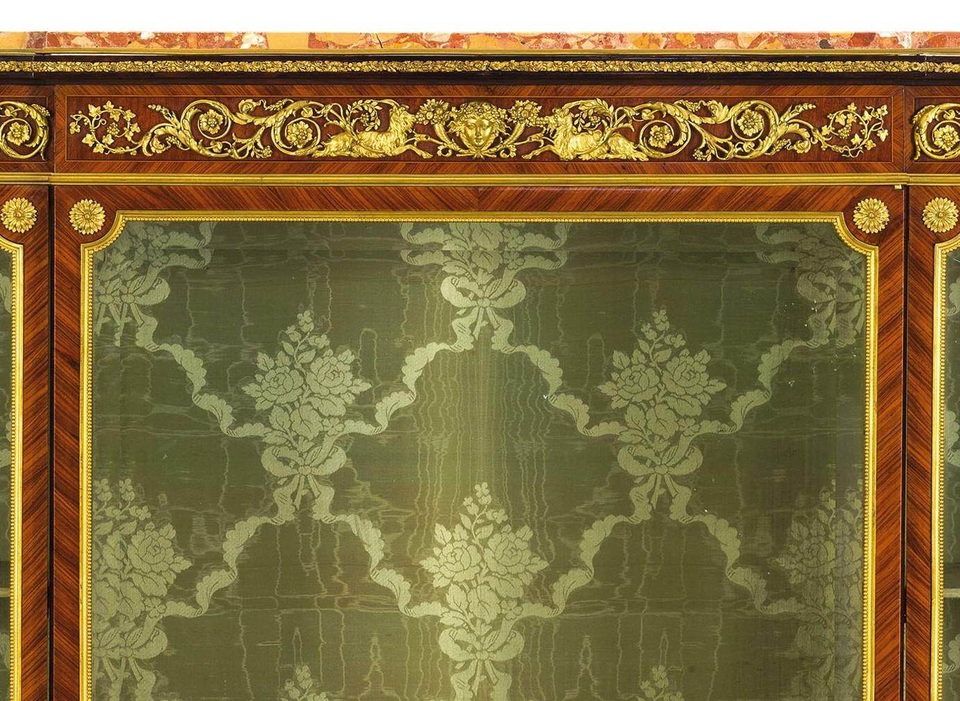 19. Jahrhundert:: Französische Holzvitrine mit vergoldeter Bronze (Louis XVI.) im Angebot