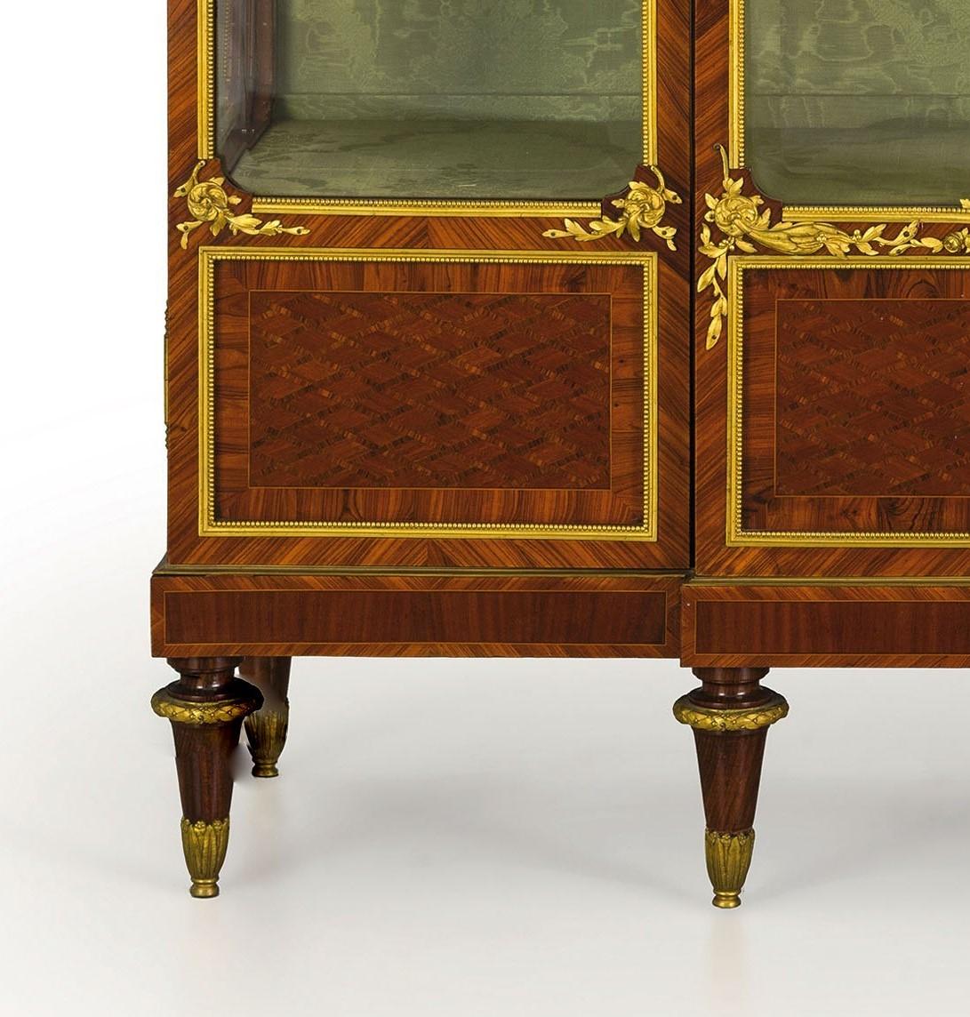 19. Jahrhundert:: Französische Holzvitrine mit vergoldeter Bronze (Vergoldet) im Angebot