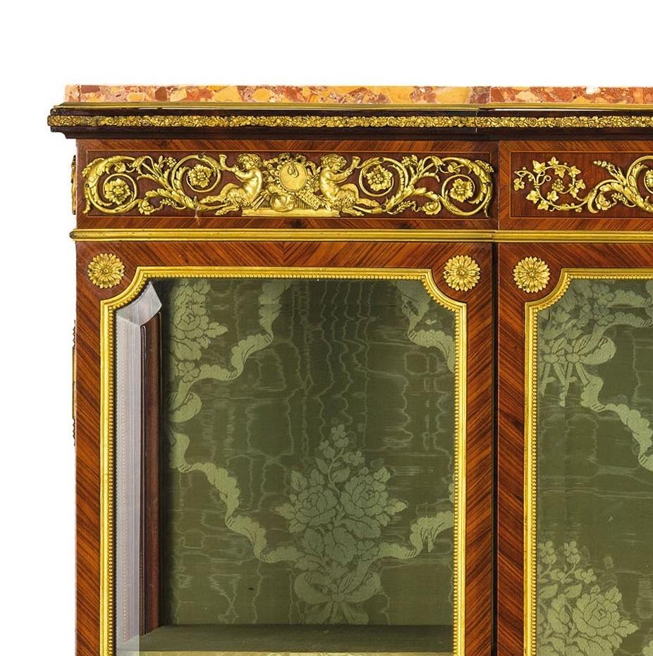 19. Jahrhundert:: Französische Holzvitrine mit vergoldeter Bronze im Angebot 1