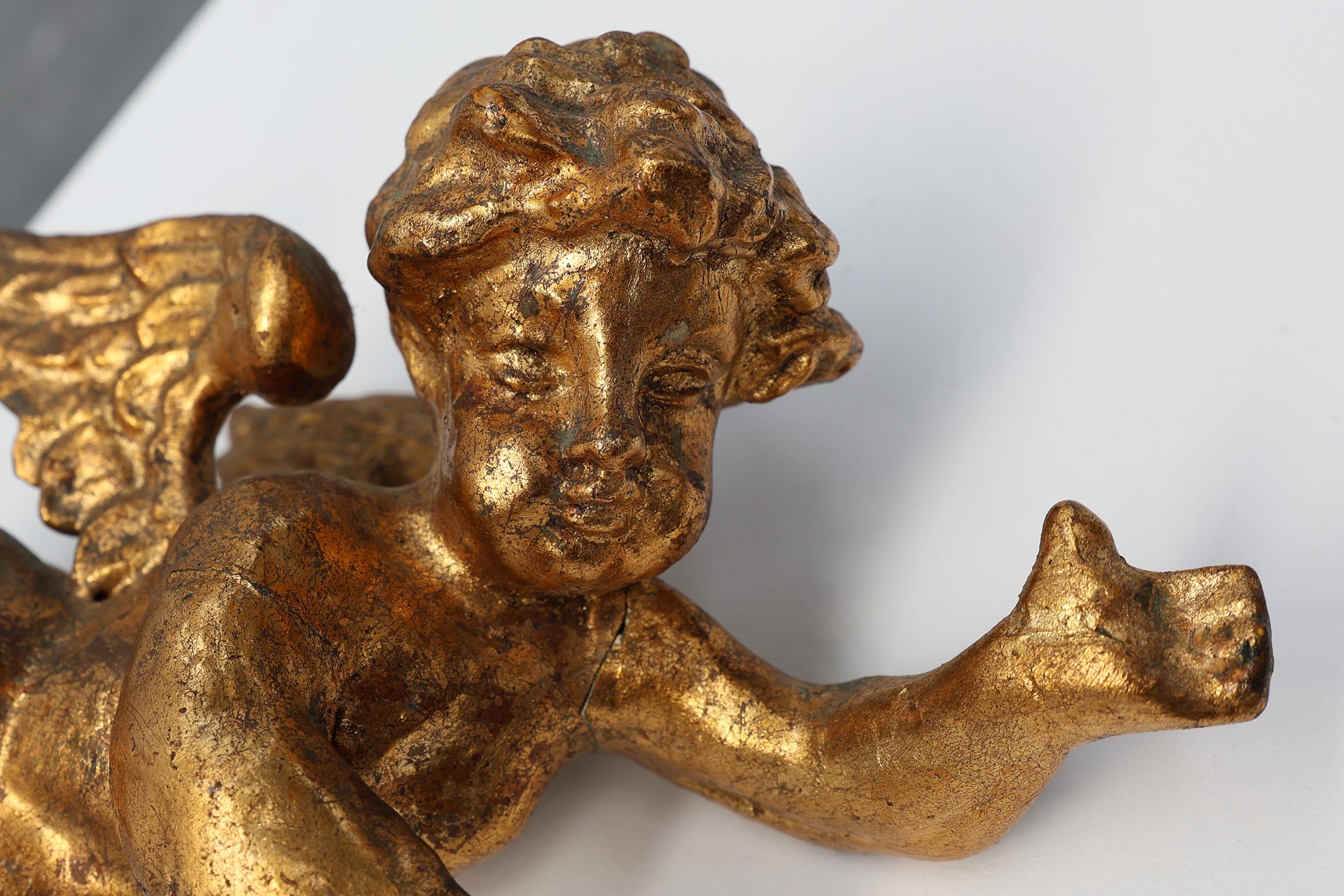 France / 1900 / putti / wood and gilded plaster / Antique / Baroque / Religious 

Beautiful antique hand carved putti or small angel in wood and gilded plaster. This delicate sculpture has short wings and was pictured in flight position. The carving