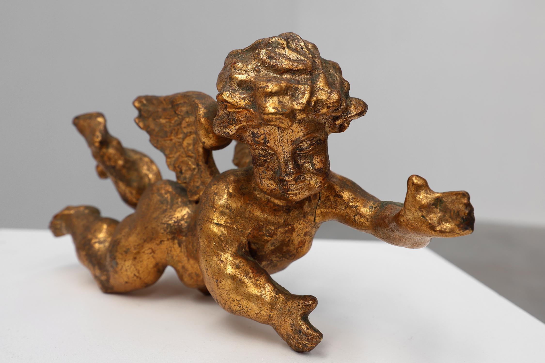 19th Century French putti in carved wood and gilded plaster In Good Condition For Sale In Meulebeke, BE
