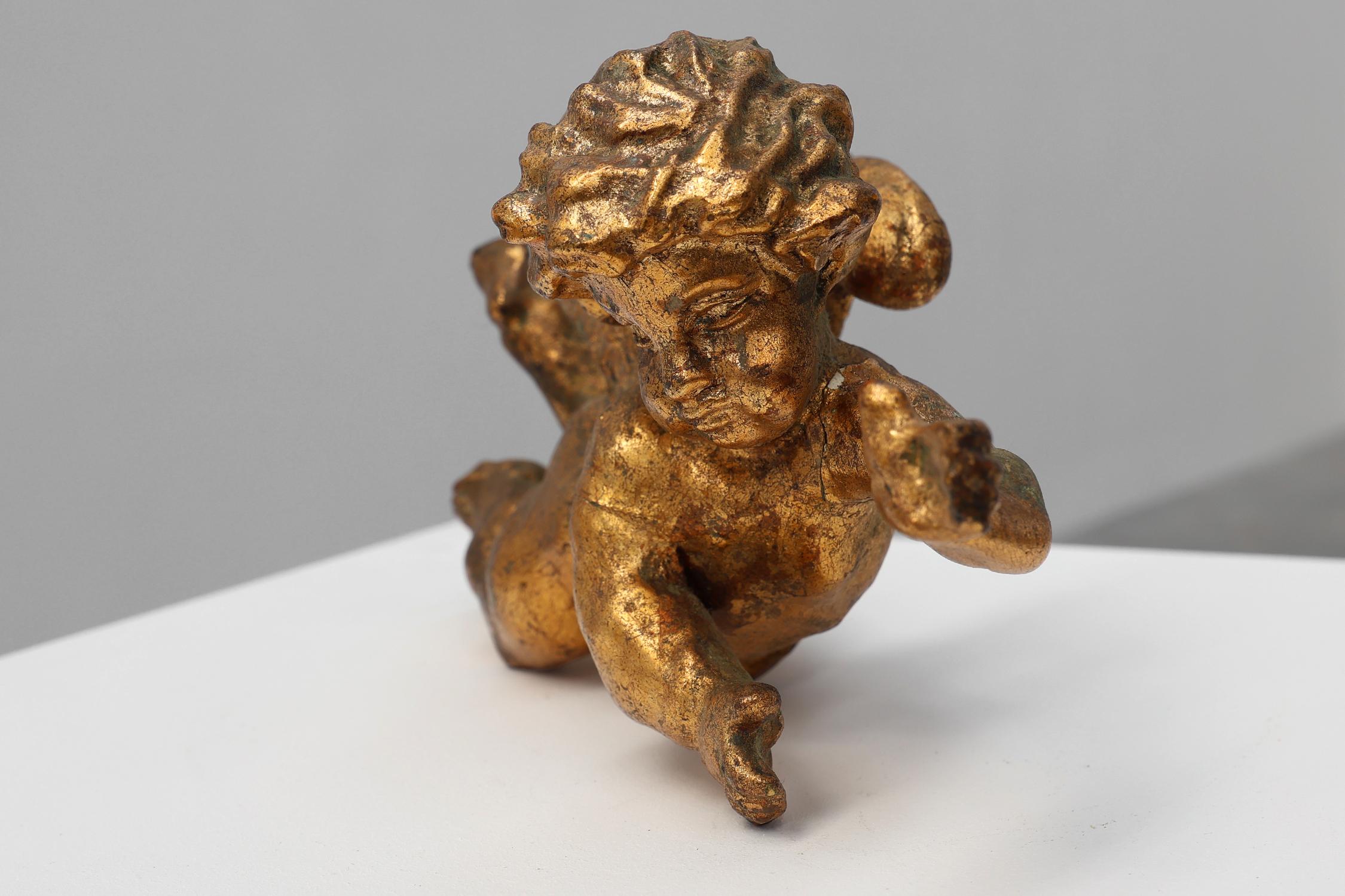 Plaster 19th Century French putti in carved wood and gilded plaster For Sale