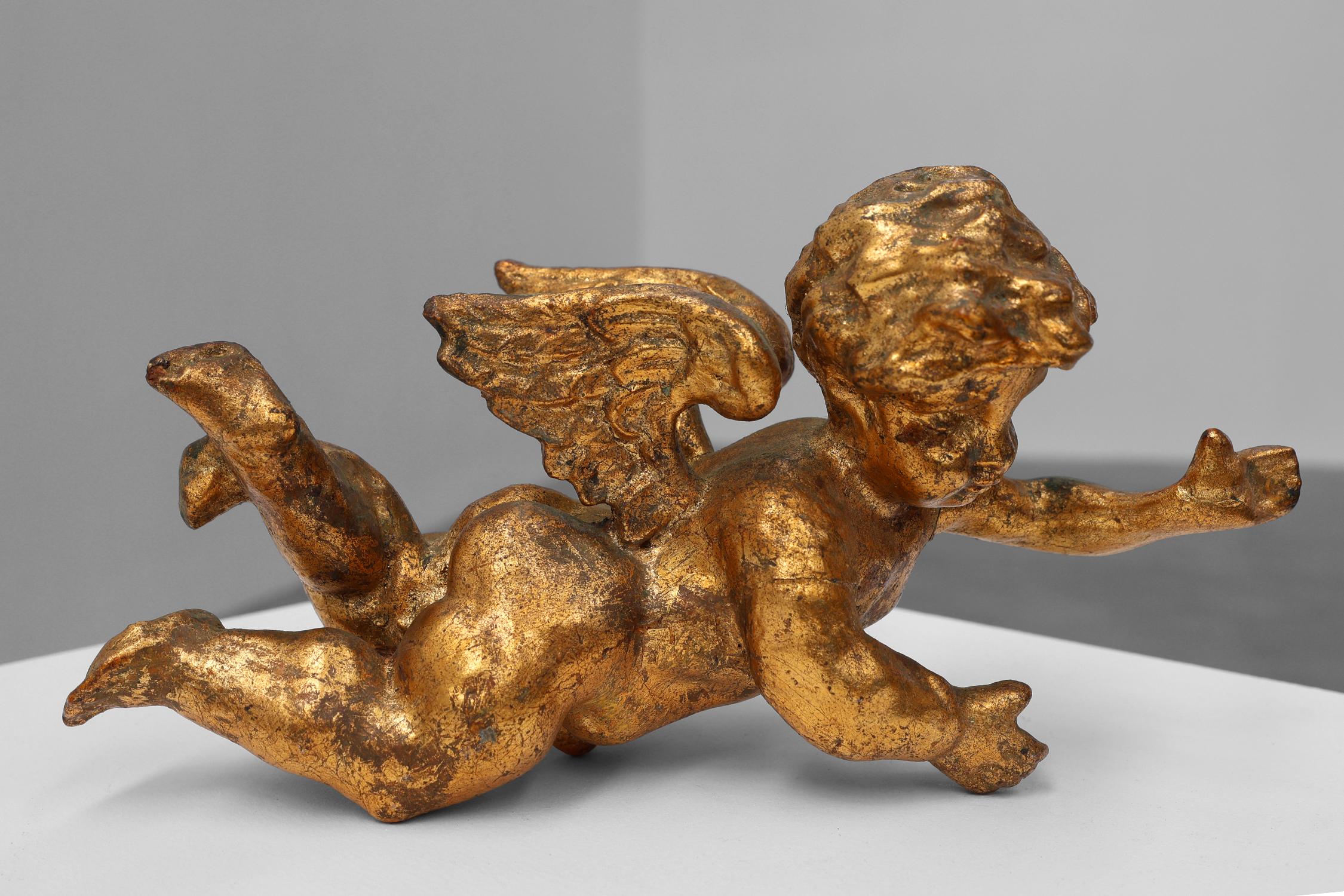 19th Century French putti in carved wood and gilded plaster For Sale 1