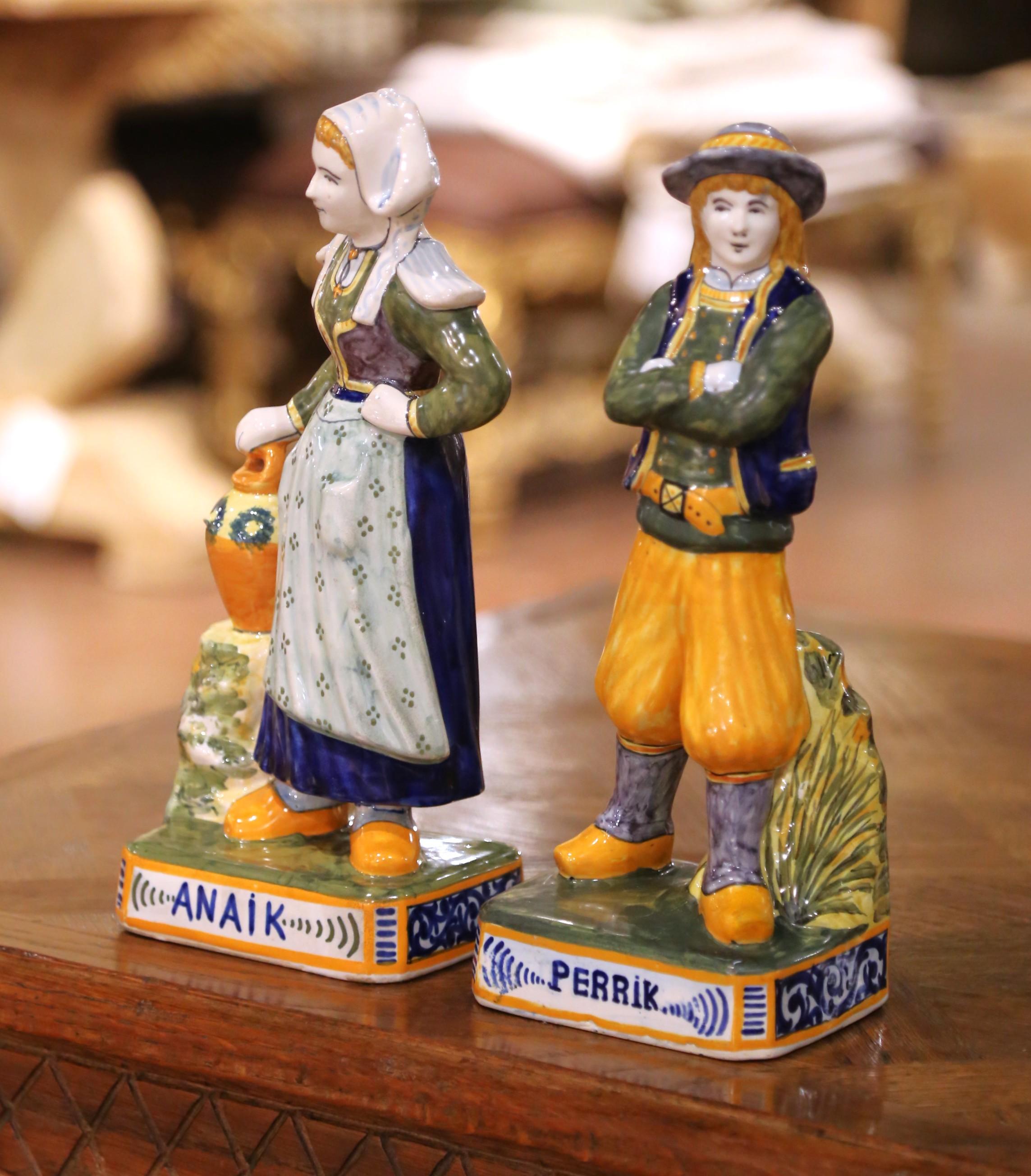 Dieses farbenfrohe Paar antiker Fayence-Figuren, die um 1890 in der Bretagne in den berühmten Werkstätten von Henriot Quimper hergestellt wurden, verleiht einem Küchenregal oder einem Esszimmer einen regionalen bretonischen Charme. Die Figuren