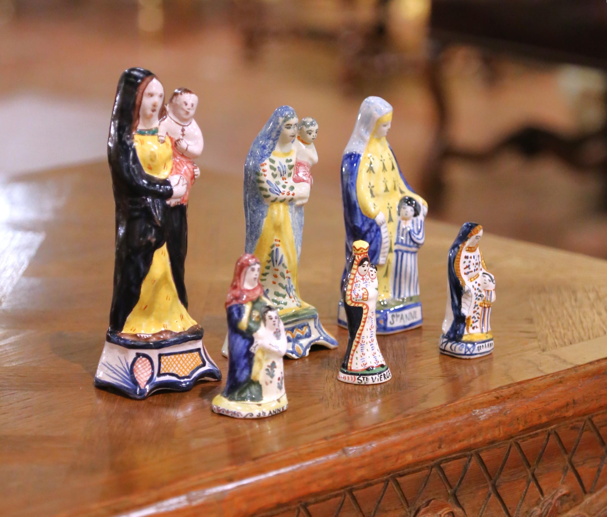 Añade encanto, devoción y arte bretón de colección a una estantería o grupo devocional con este lote de seis figuras antiguas de loza francesa, fabricadas en Quimper, Bretaña, hacia 1890. El conjunto incluye tres representaciones de la Virgen María