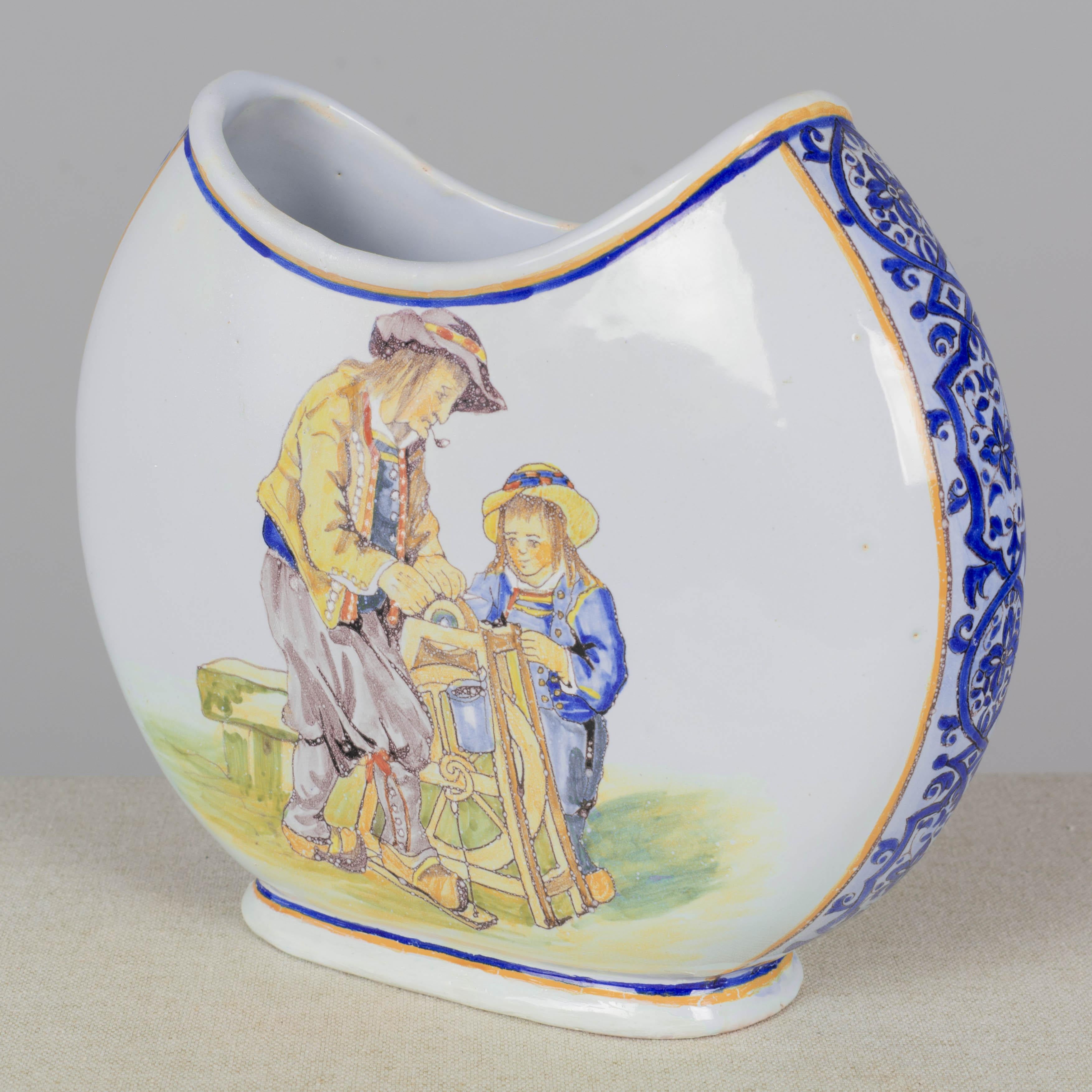 Jarrón francés del siglo XIX Quimper Porquier Beau Faience Pintado a mano en venta