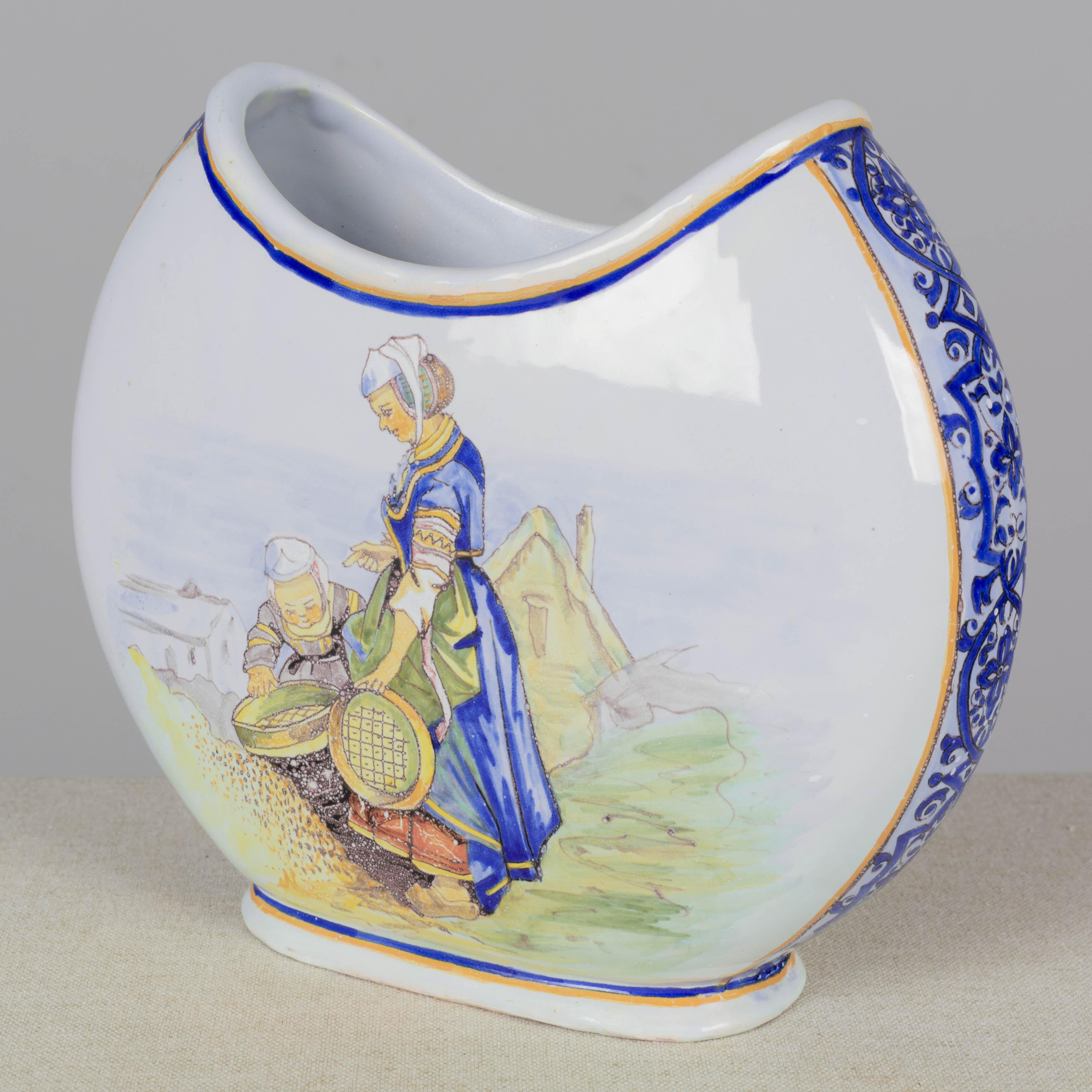 Jarrón francés del siglo XIX Quimper Porquier Beau Faience en Bueno estado para la venta en Winter Park, FL