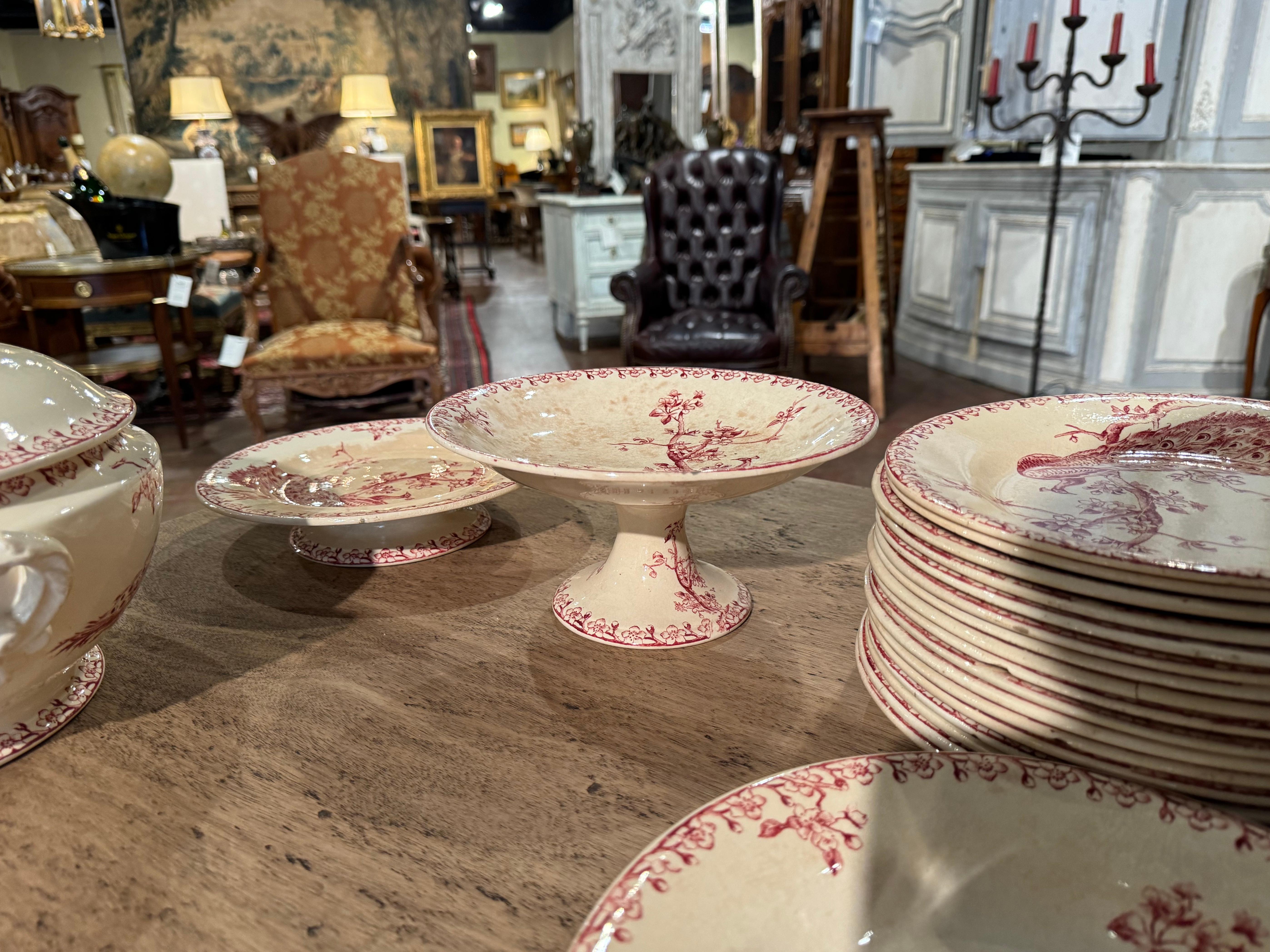 Service de table en porcelaine de Gien rouge et blanche du 19e siècle, 32 Pieces Excellent état - En vente à Dallas, TX