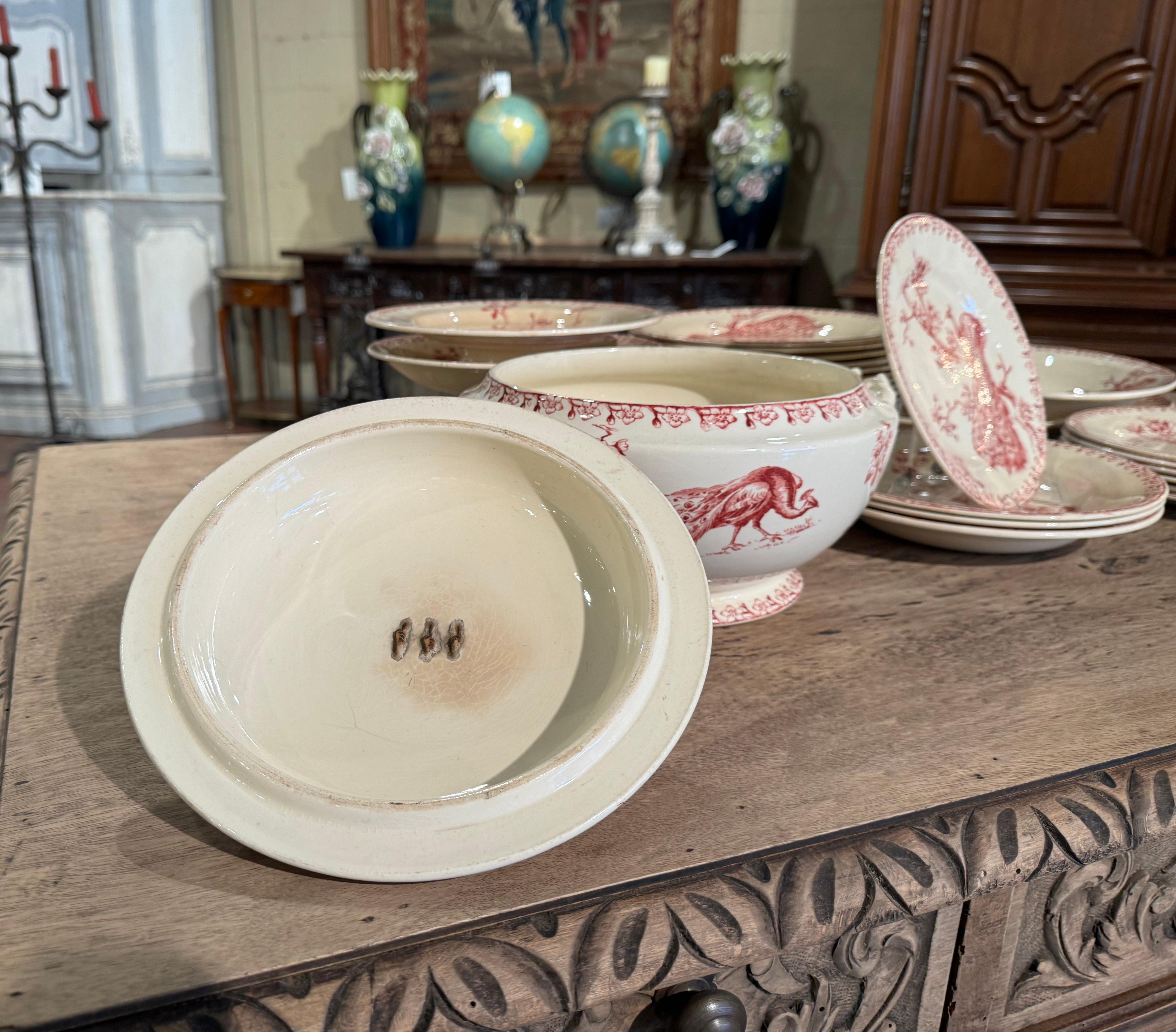 XIXe siècle Service de table en porcelaine de Gien rouge et blanche du 19e siècle, 32 Pieces en vente