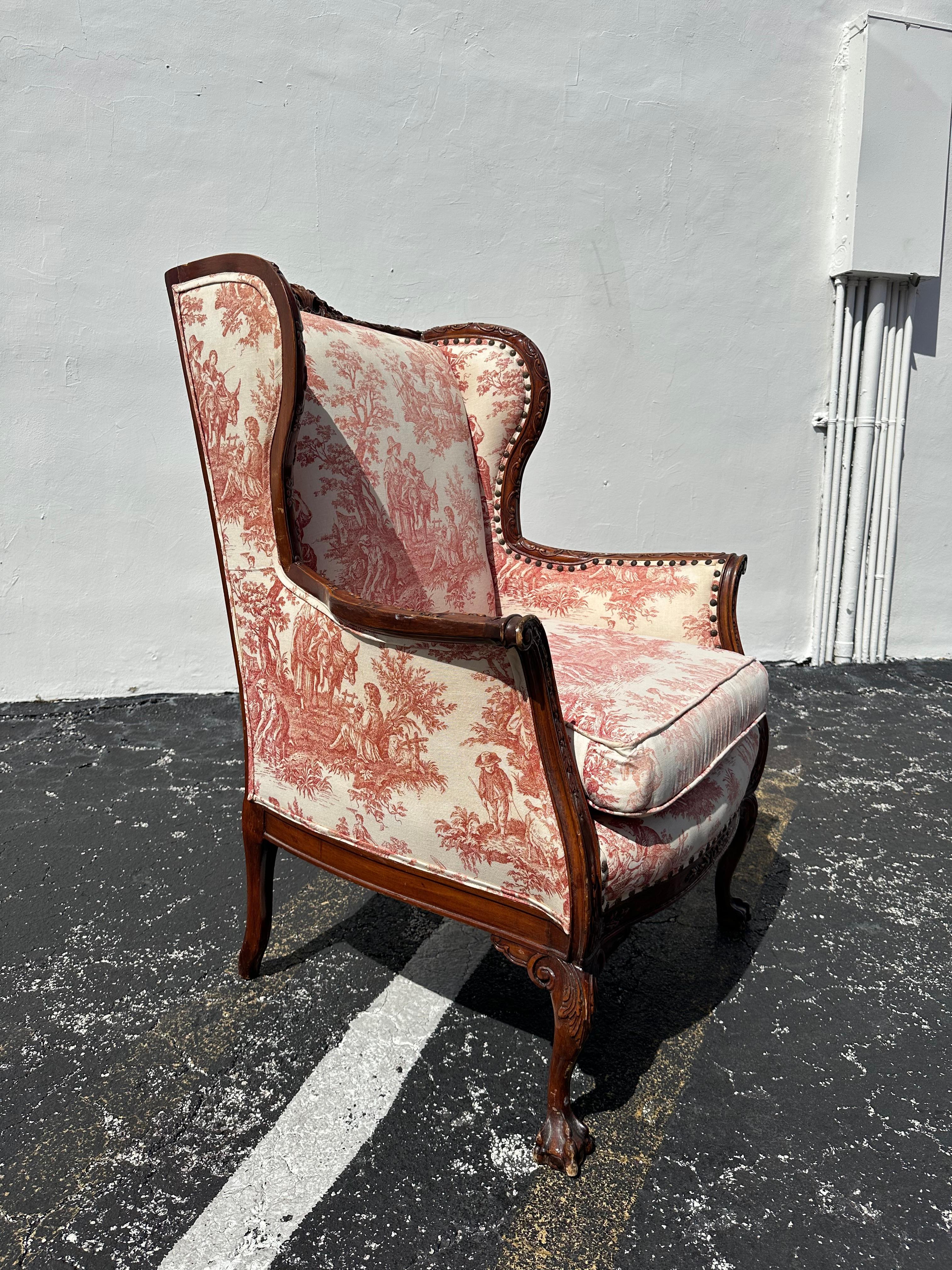 European 19th Century French Red White Toile Chippendale GIlt Wood Wingback Chair For Sale