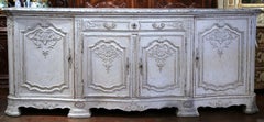 Buffet à quatre portes de style Régence française du 19ème siècle, peint et sculpté, avec dessus en faux marbre