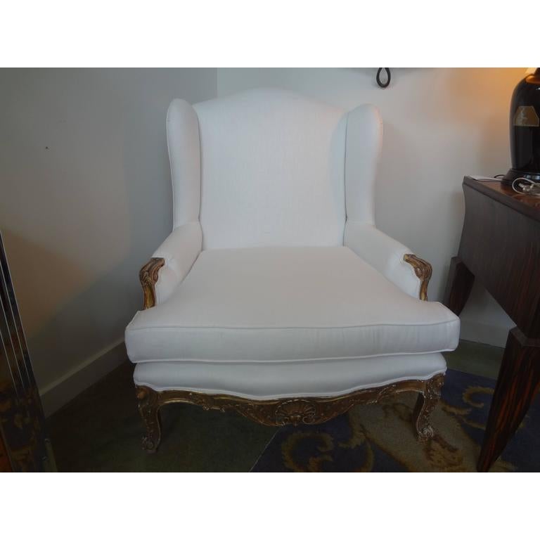 19th century French Regence style giltwood marquise.
Comfortable and beautiful antique French Régence style gilt wood bergère, armchair or marquise taken down to frame and professionally upholstered in white linen. Lovely aged patina to gilt.