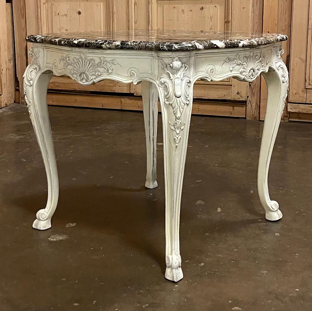 Französischer Regence-Tisch mit bemalter Marmorplatte aus dem 19. Jahrhundert (Handgeschnitzt) im Angebot
