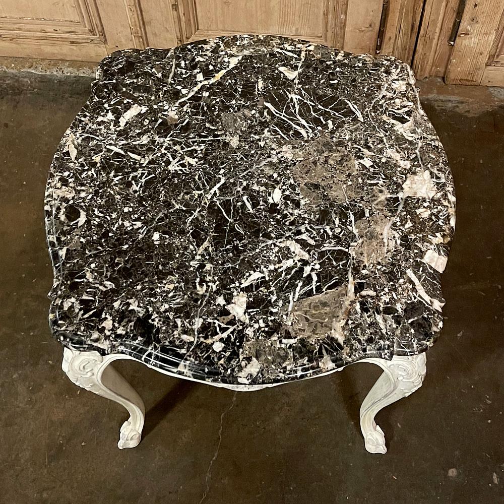 Französischer Regence-Tisch mit bemalter Marmorplatte aus dem 19. Jahrhundert (Spätes 19. Jahrhundert) im Angebot