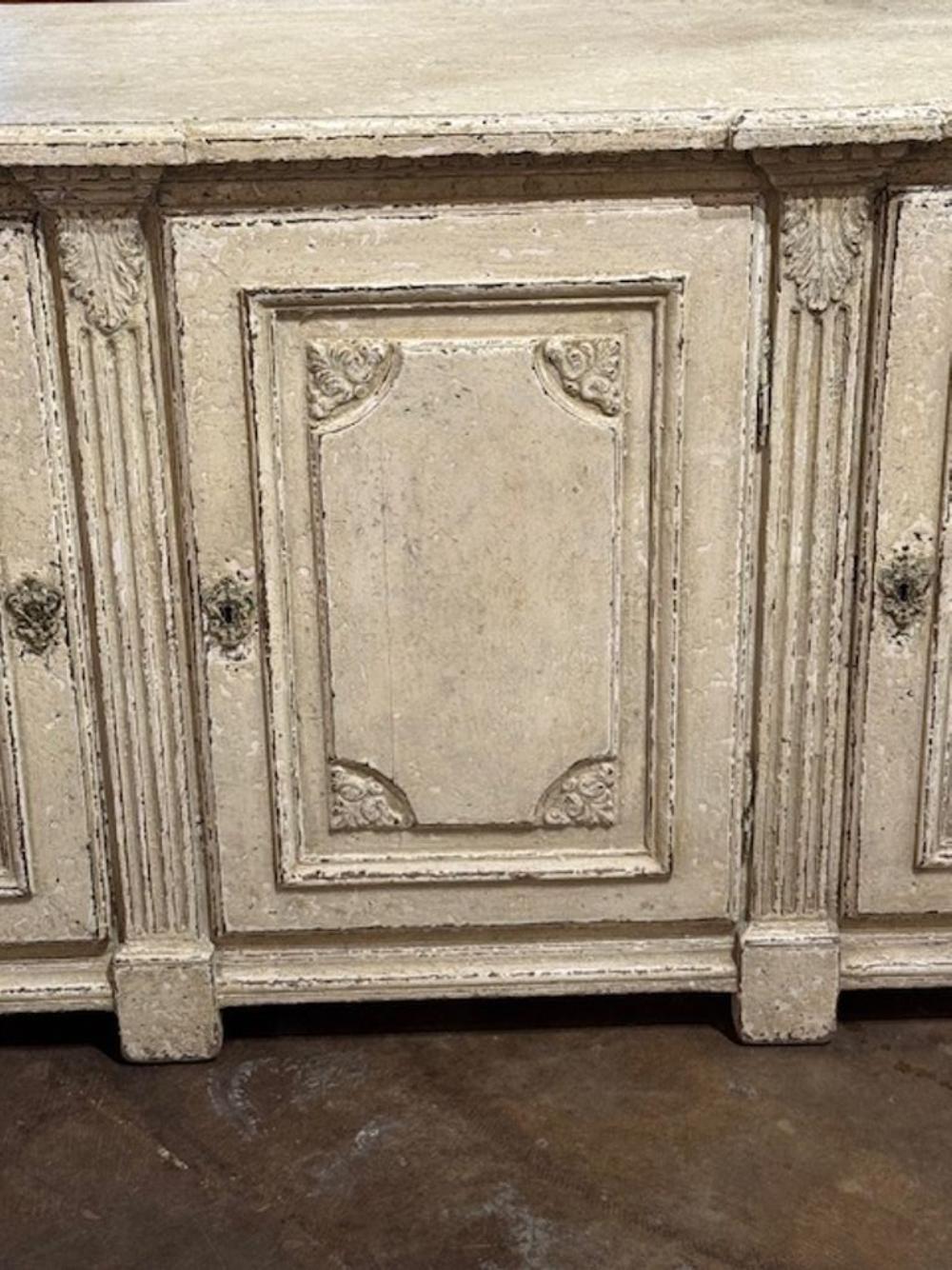 La credenza francese Regence del XIX secolo in Oak Oak è un mobile di ottima fattura dalle linee pulite. La finitura verniciata aggiunge un tocco di eleganza e raffinatezza a qualsiasi ambiente. Questa splendida credenza è perfetta per aggiungere un