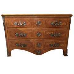 Commode de style Régence française du 19ème siècle en noyer