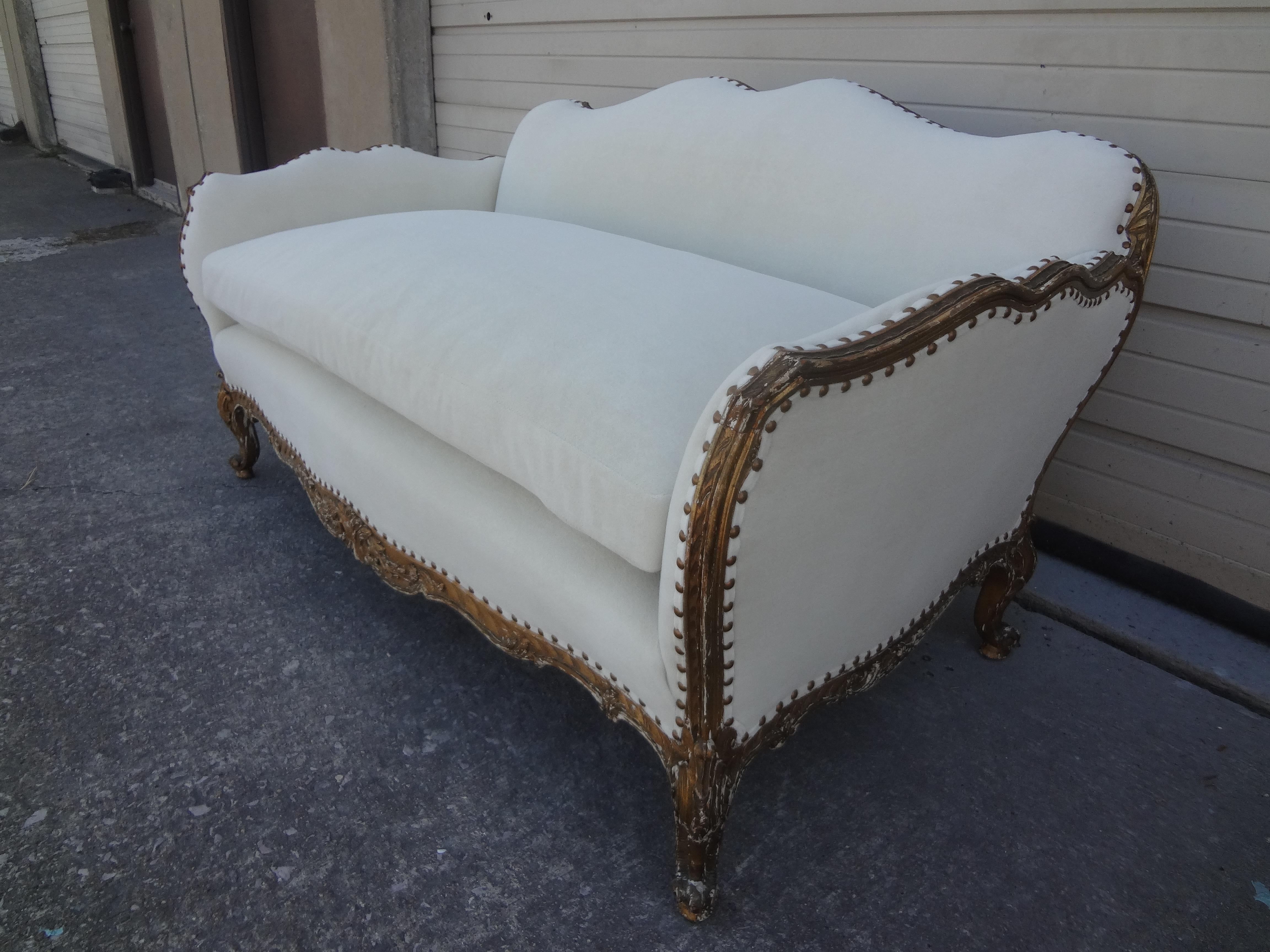 Causeuse ou canapé en bois doré de style Régence française du 19e siècle Bon état - En vente à Houston, TX