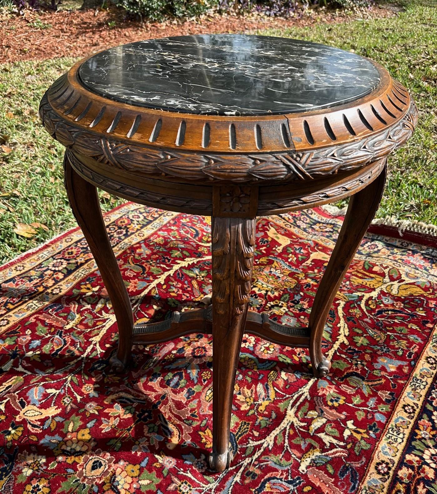 Table d'appoint ronde de style Régence française du 19ème siècle avec plateau en marbre. en vente 5