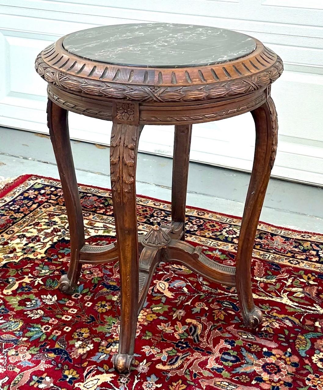Regency Table d'appoint ronde de style Régence française du 19ème siècle avec plateau en marbre. en vente