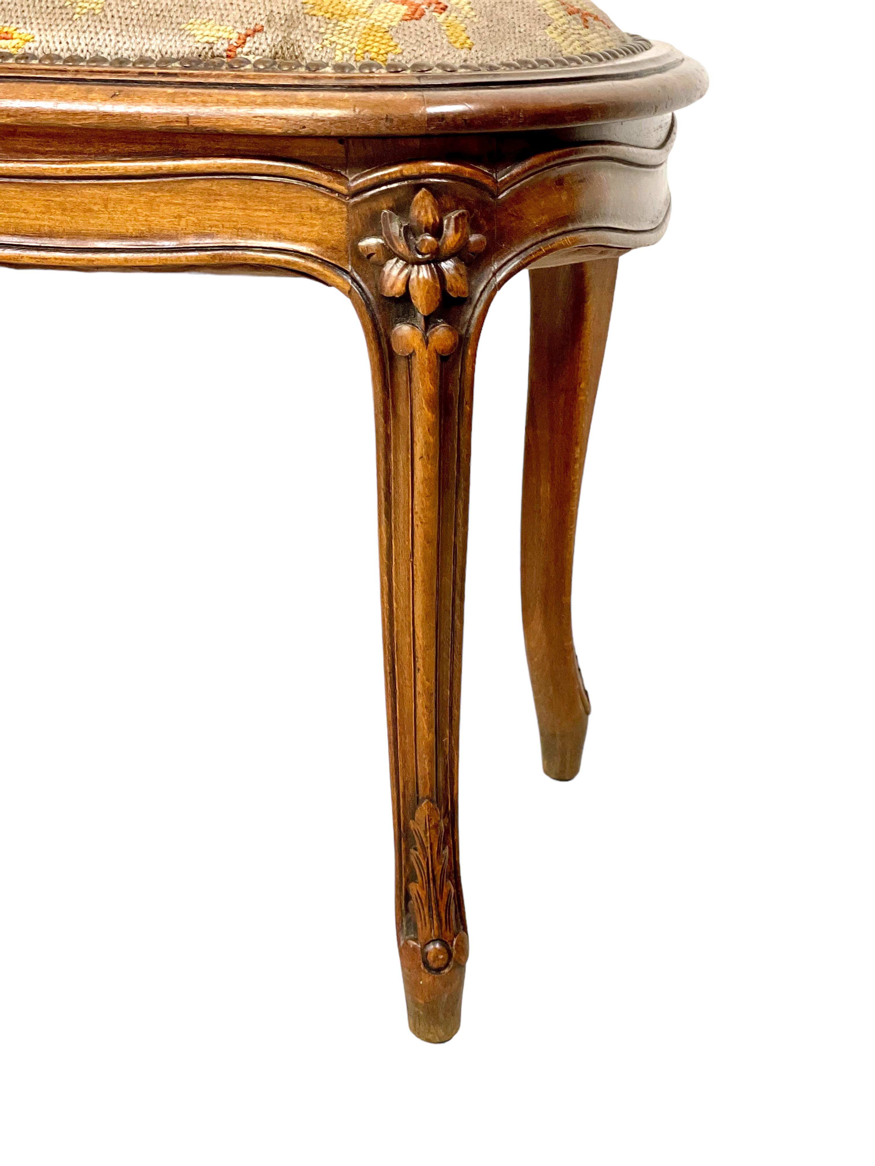 19. Jahrhundert Französisch Régence Stil Nussbaum Klavierbank oder Hocker im Zustand „Gut“ im Angebot in LA CIOTAT, FR