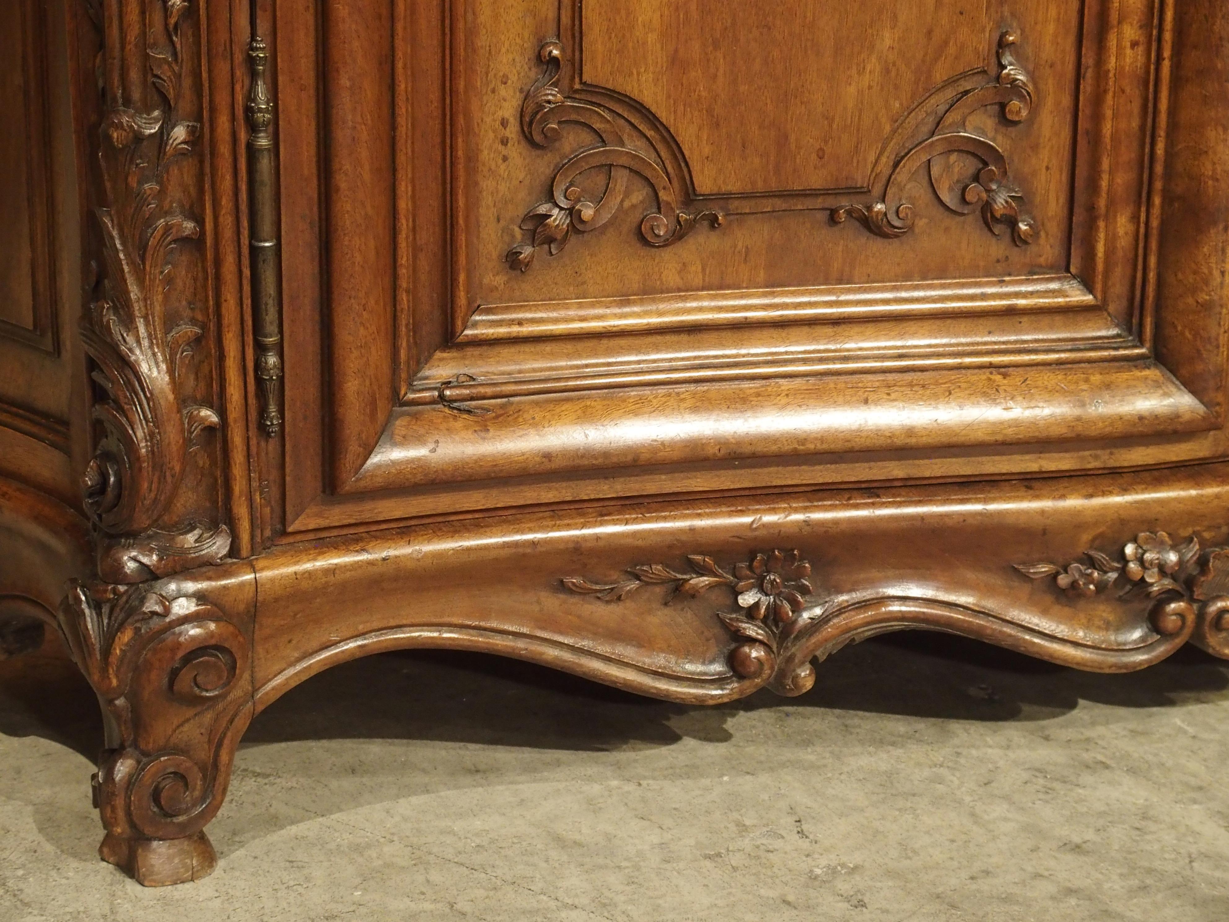 19th Century French Regence Style Walnut Wood Buffet Deux Corps In Good Condition In Dallas, TX