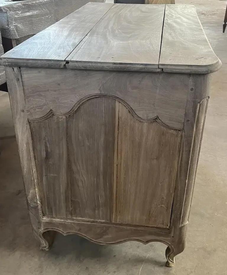 Cassettiera francese Regency del XIX secolo in noce sbiancato in vendita 6