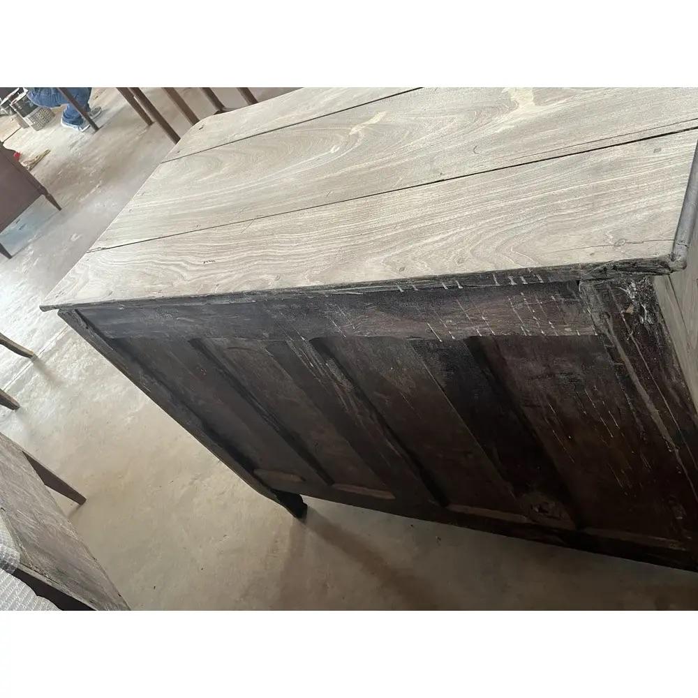 Cassettiera realizzata a mano in Francia all'inizio del 1800 utilizzando il legno di noce. La cassapanca presenta un bellissimo colore avorio-crema che è stato ottenuto sbiancando il legno e facendo risaltare le venature naturali del legno.